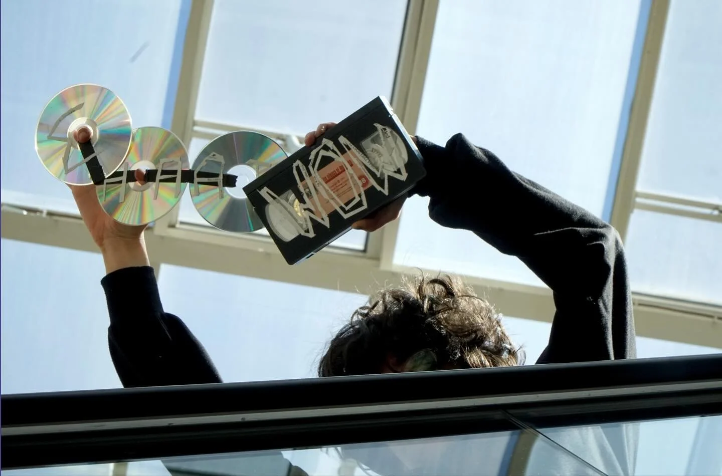 Why do we find it so difficult to part with certain things? In a time when things only have a short lifespan, some objects remain with us - even if they have long since lost their original purpose: an expired passport, a broken wristwatch or a single