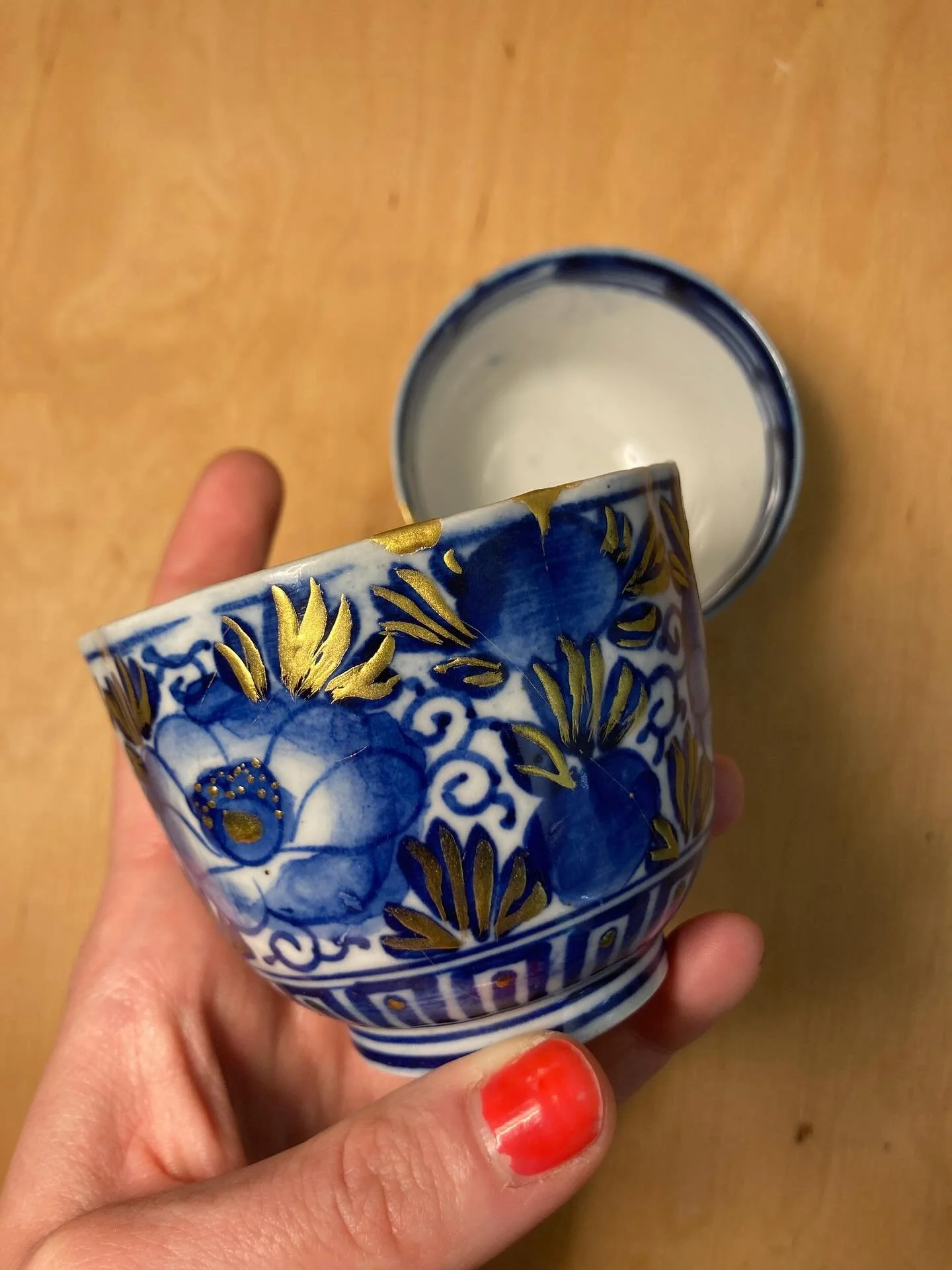 In August, I had the privilege of discovering the Japanese art of kintsugi, a ceramic mending technique that accentuates cracks with gold (and other colours) instead of concealing them.
Our hosts, the experienced artisans Yoshiichiro and Yoshiko Kuge