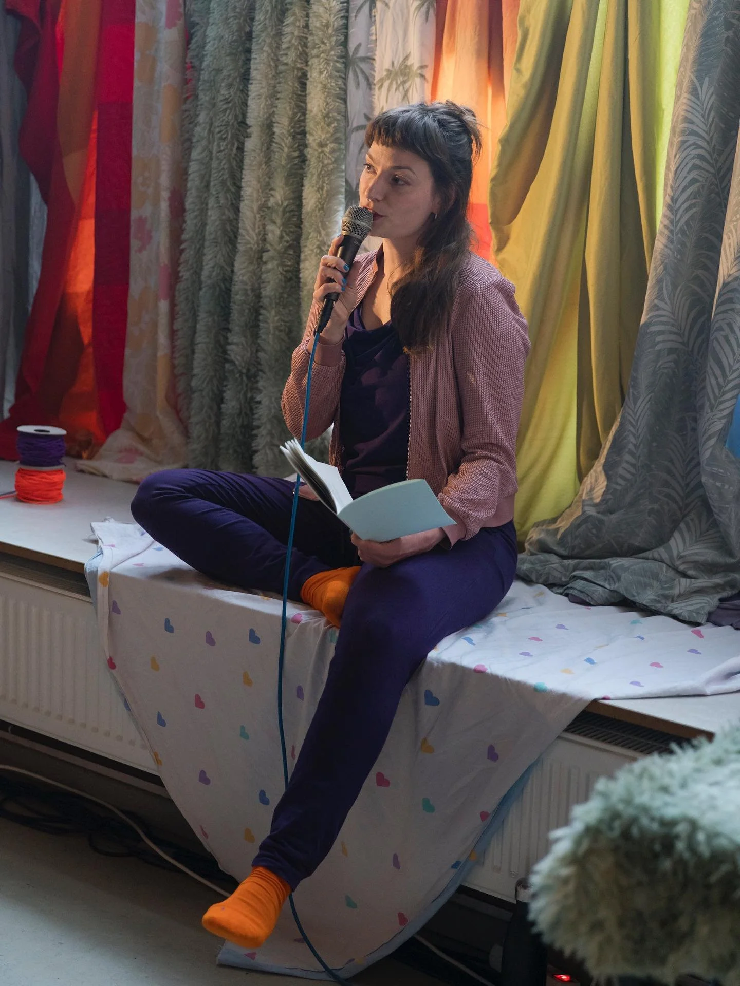 Wie gestalten wir gerechte, einladende R&auml;ume, ohne unsere eigenen Bed&uuml;rfnisse und M&ouml;glichkeiten aus dem Blick zu verlieren?

In meiner Masterarbeit &bdquo;Den Raum halten &ndash; Strategien f&uuml;r einen verantwortungsvollen Umgang mi