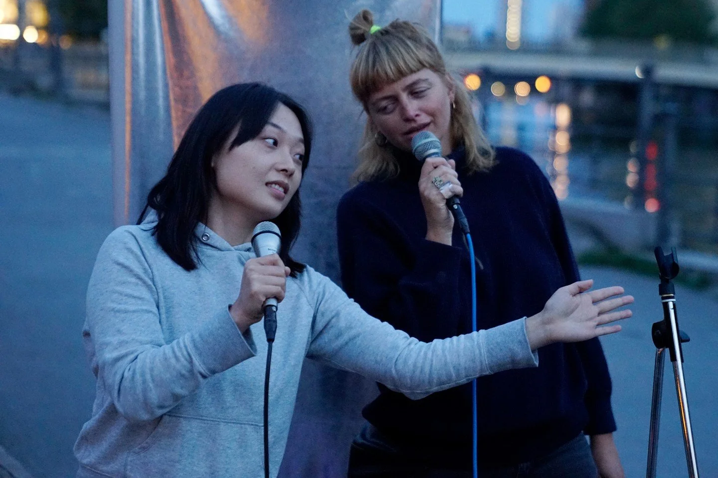 Manchmal tun wir denen weh, die wir am meisten lieben.
Die interaktive Performance &bdquo;Love Songs To A River&ldquo; ludt das Publikum dazu ein, vor der romantischen Kulisse der Museumsinsel am Spreeufer Liebeslieder an den Fluss zu singen und ihm 