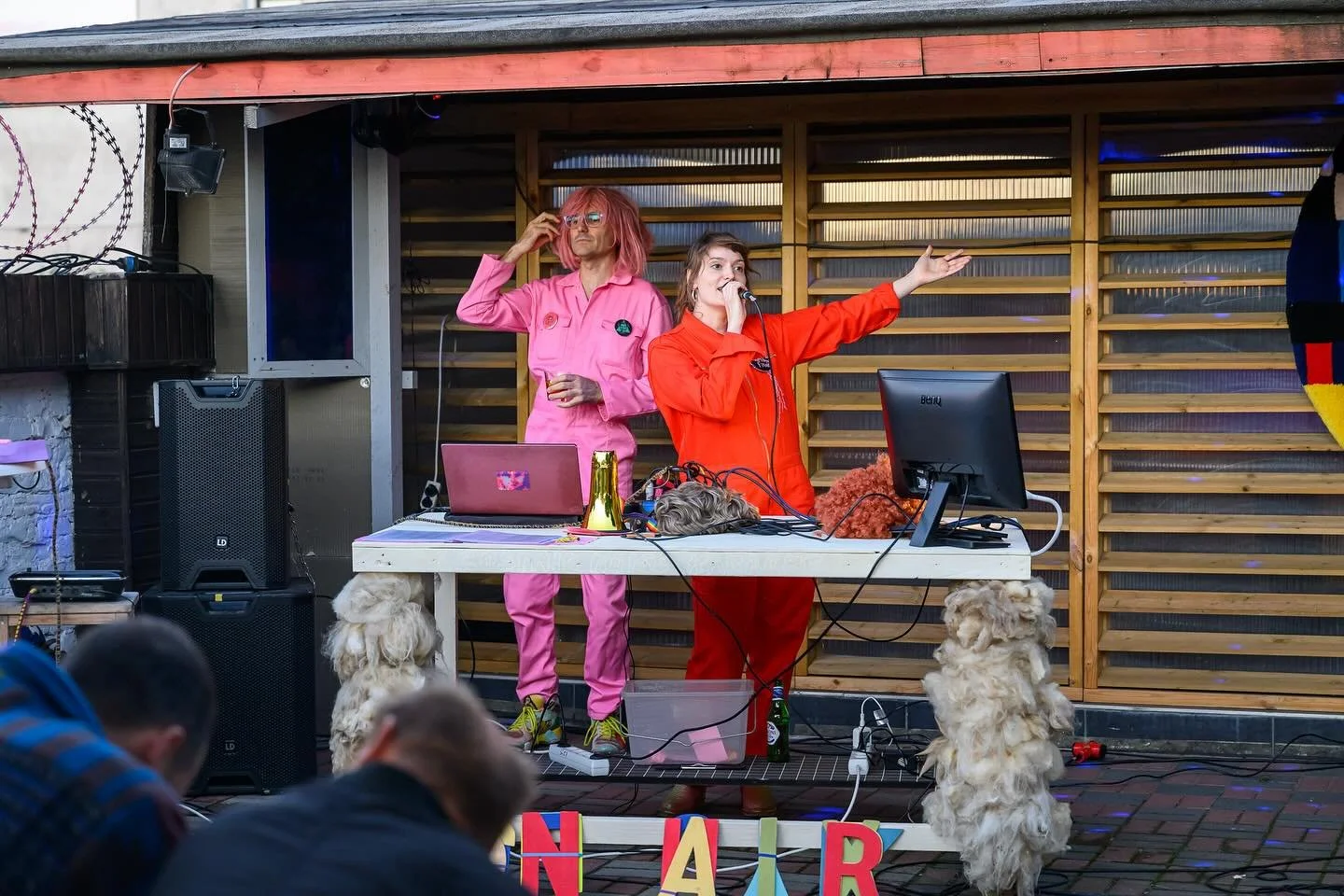 In September we were invited to contribute an afternoon of COSMIC NOISE KARAOKE to the Sci-Fi-Picnic &bdquo;Zwischen Abfall und Atlantis&ldquo; at FalscherFisch (@schlesische27 ) as part of the @berlinartweek Featured 2025.
Karaoke hosts Scotty Techn