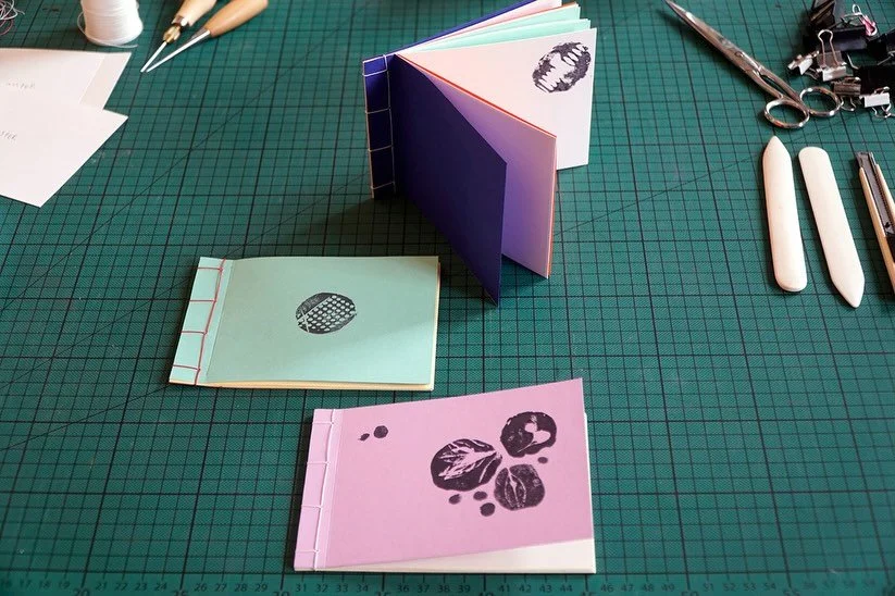 Structures &amp; Traces Stamp Printing and Bookbinding Workshop
In this workshop in July 2025  participants explored the Treptower ParkCenter with a focus on details, surfaces, and often-overlooked structures within everyday space. The aim was to lit