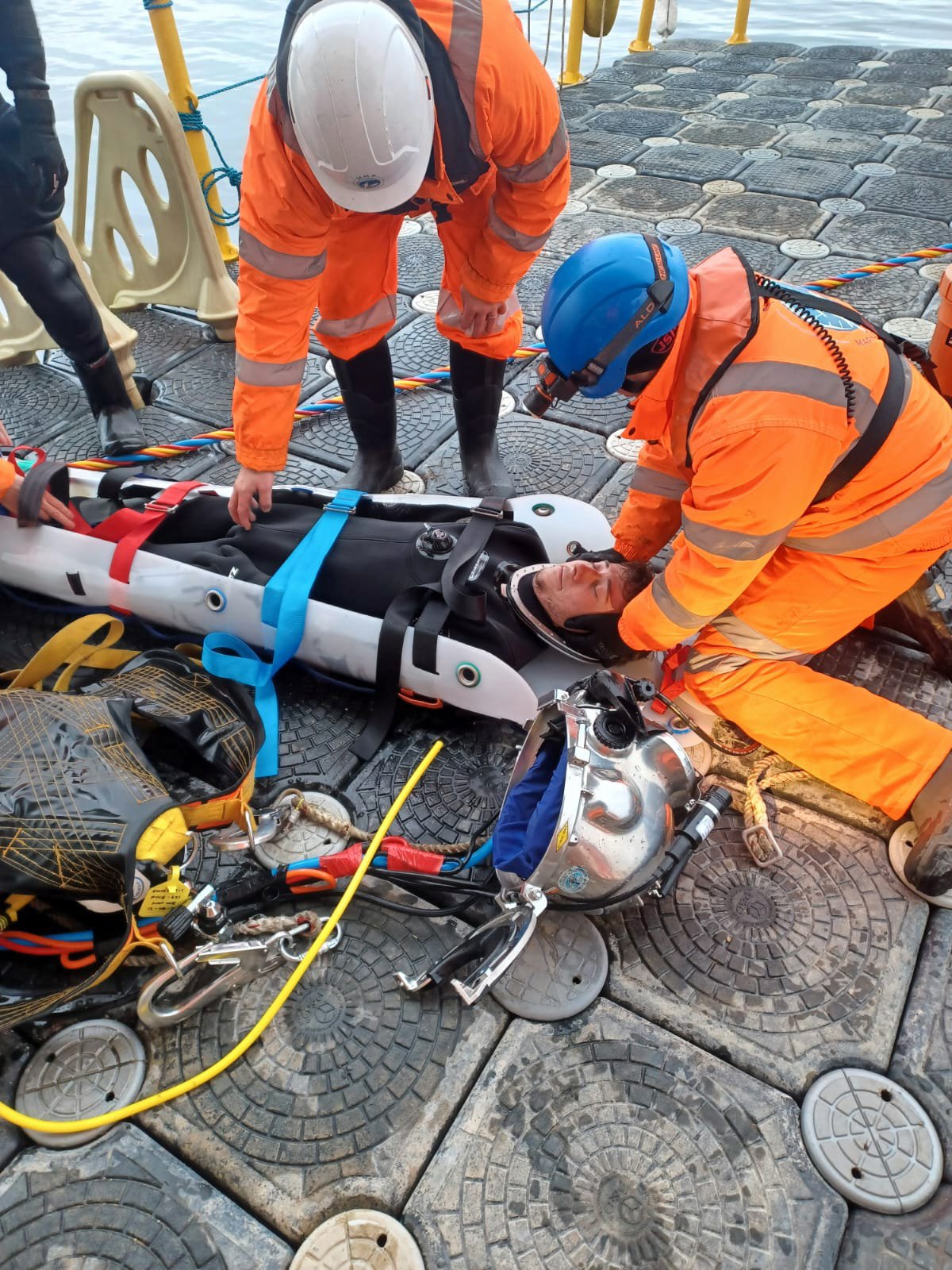 MMP divers simulating a unconscious diver drill