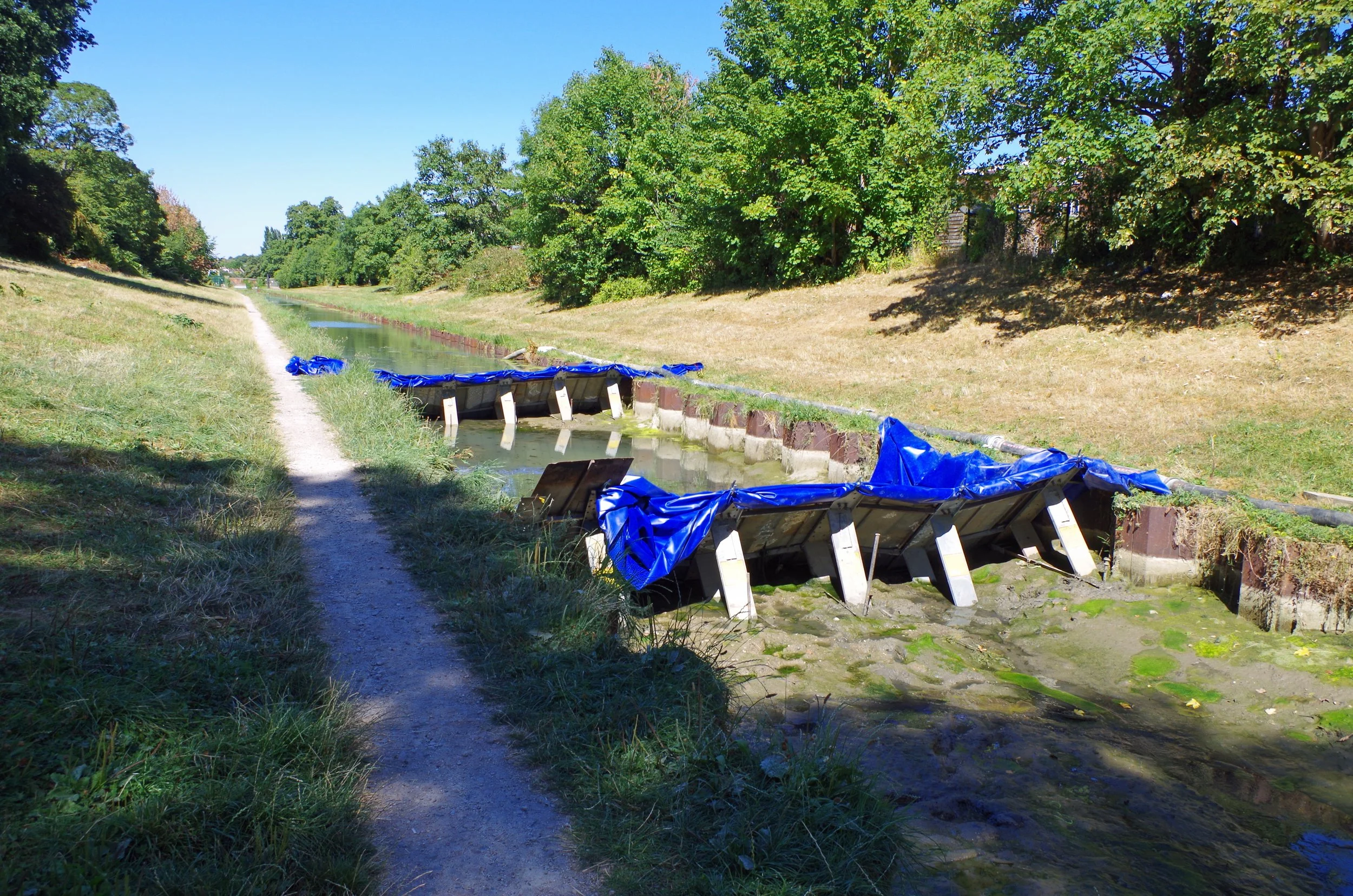 Porta dams installed as a primary and secondary isolation to clean a section of river bed