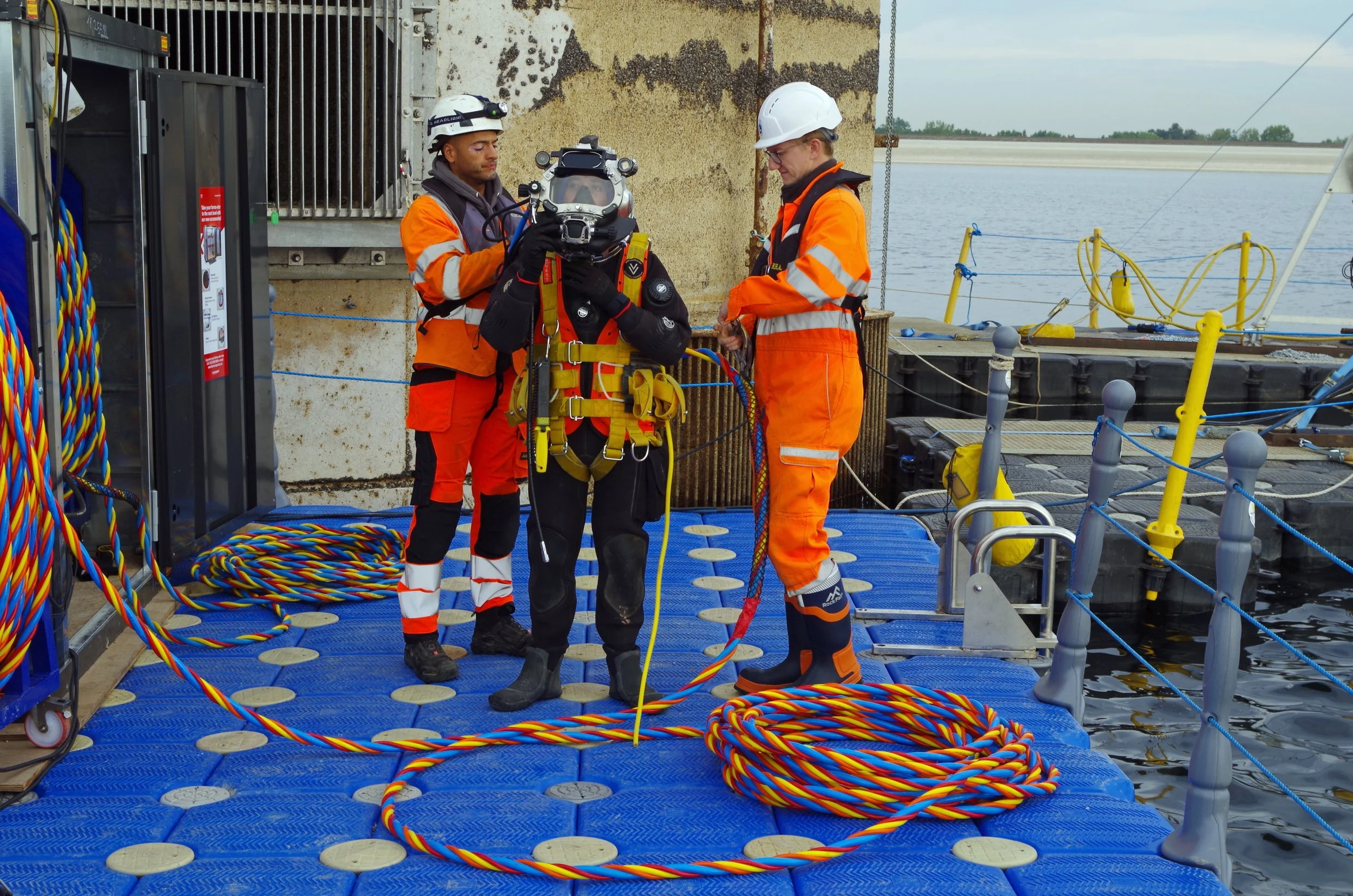 MMP divers replacing a 3 tonne valve 