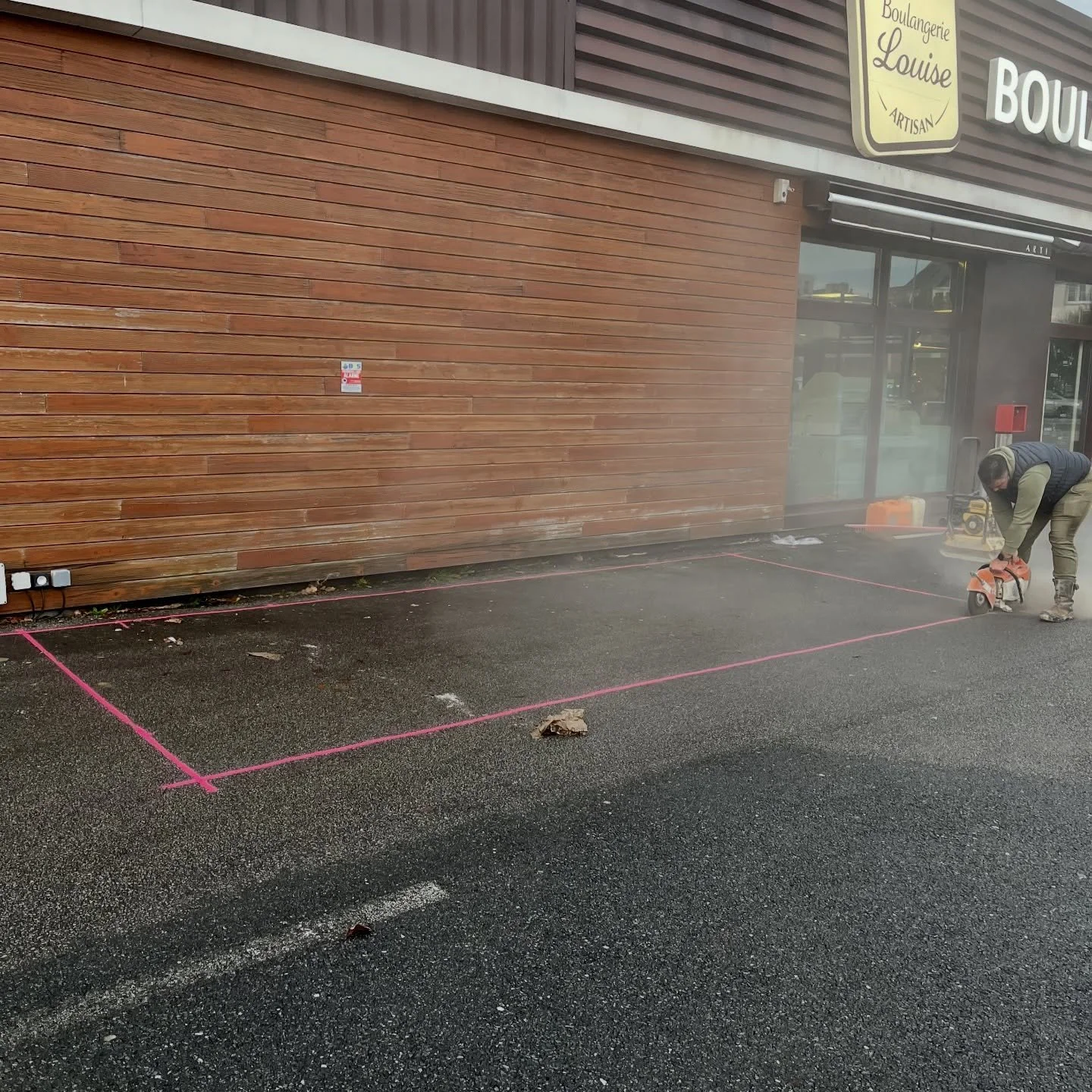 🚧✨ IL ARRIVE&hellip; ENFIN ! ✨🚧

On y est.
Notre tout premier casier gastronomique est sur le point de voir le jour 🤍

Ces photos racontent une vraie aventure :
🔨 des journ&eacute;es de chantier
🌬️ une temp&ecirc;te qui a voulu tester notre moti