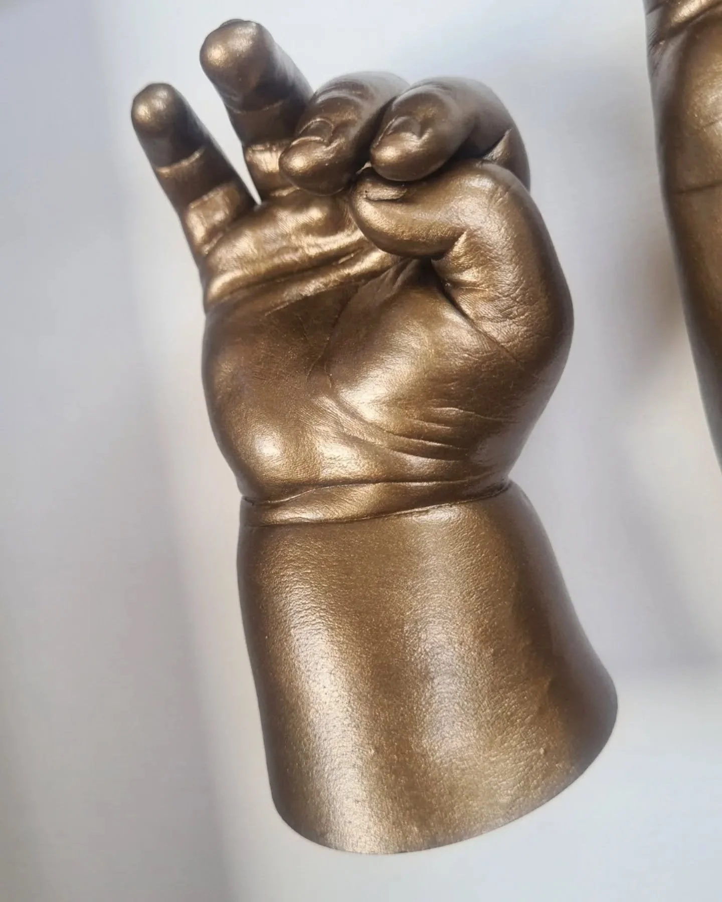 🌟 Capturing personality through the tiniest details! 🌟

Have you ever noticed how much expression can be conveyed through a baby&rsquo;s hands and feet? From tiny toes curled in delight to little fingers reaching out in curiosity, every cast tells 