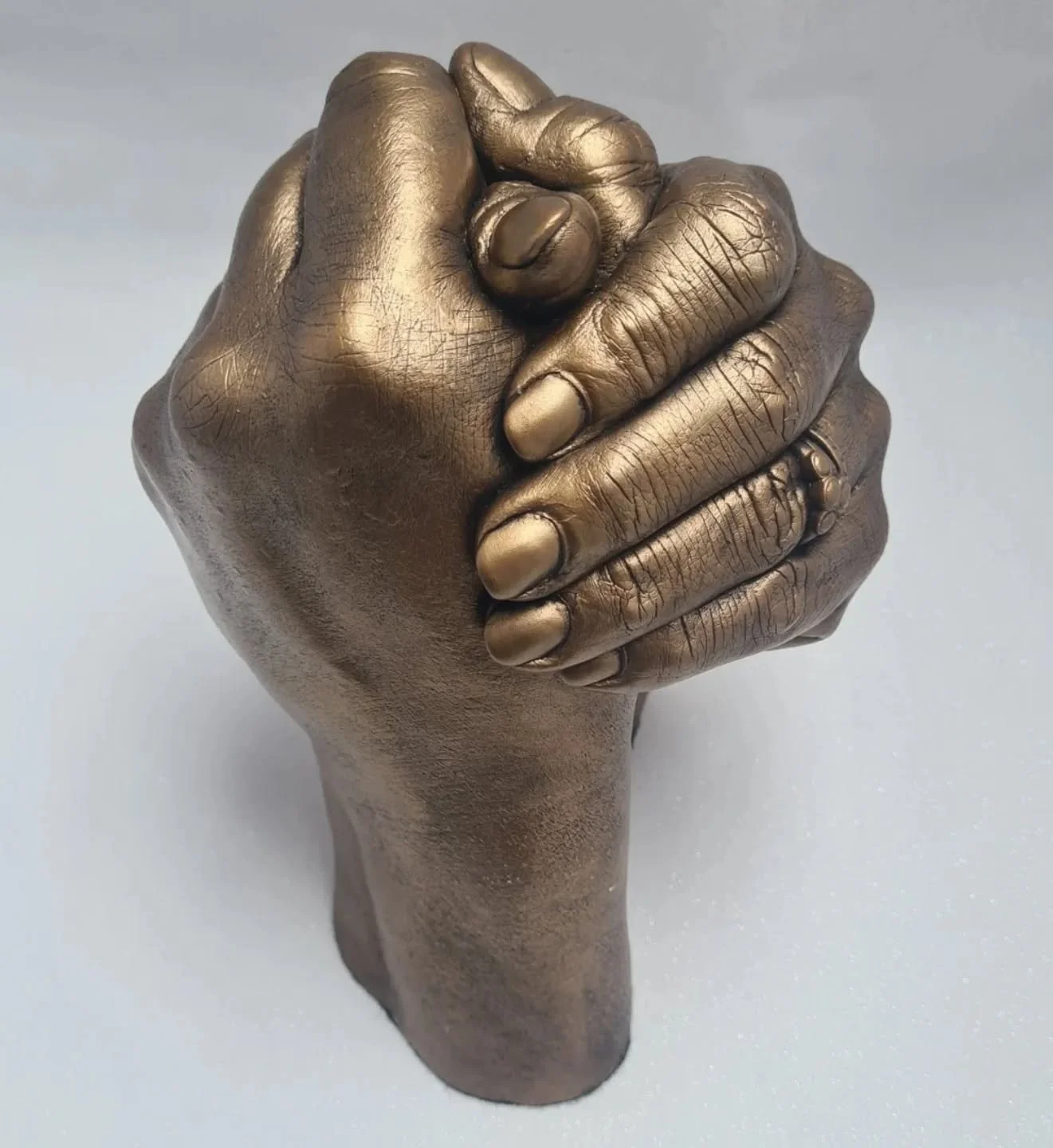 ✨ A moment frozen in time ✨
We&rsquo;re in love with this 3D hand casting of a couple holding hands 🤍 Every detail is captured &ndash; from the lines of their palms to the way their fingers intertwine &ndash; creating a timeless statue that celebrat