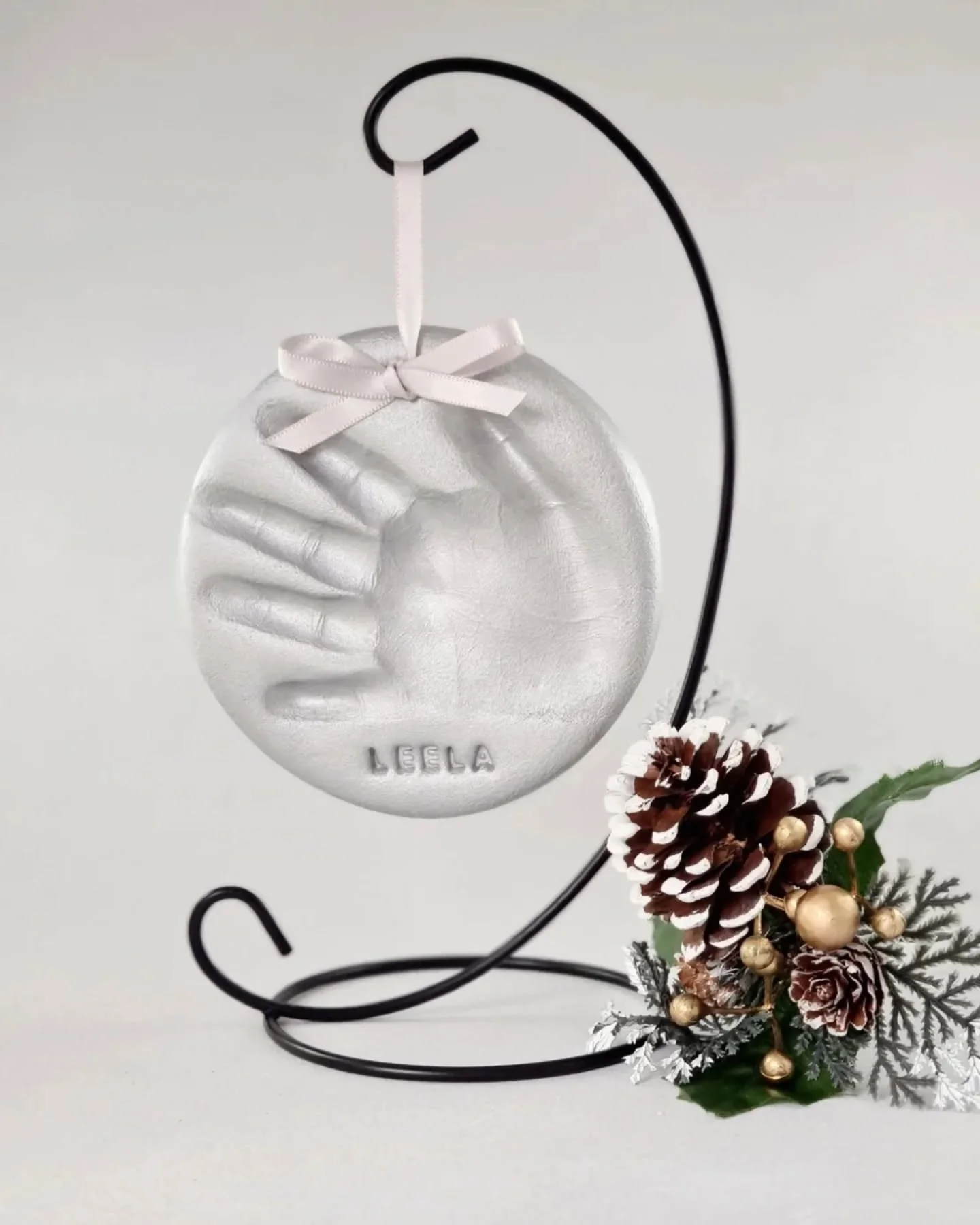 🎄✨Our impressions look absolutely fabulous hanging on the Christmas tree or displayed on a stand all year round! 🌟
🐾 Did you know we also offer Pawbles? (That&rsquo;s our adorable dog paw prints!) The perfect way to include your furry friends in y
