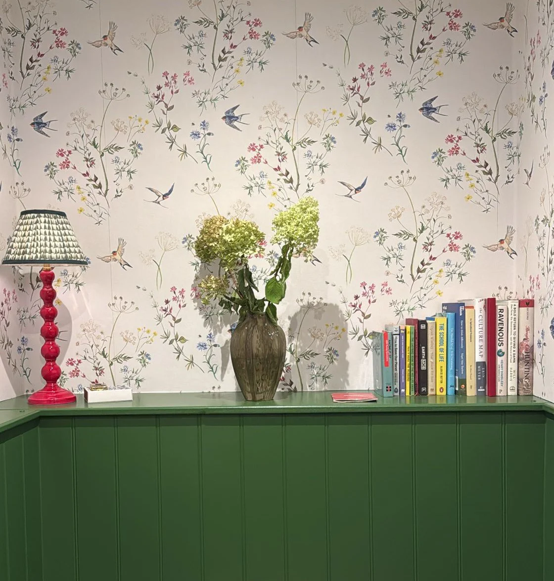 bespoke_meadow_wallpaper_loo_detail.jpg