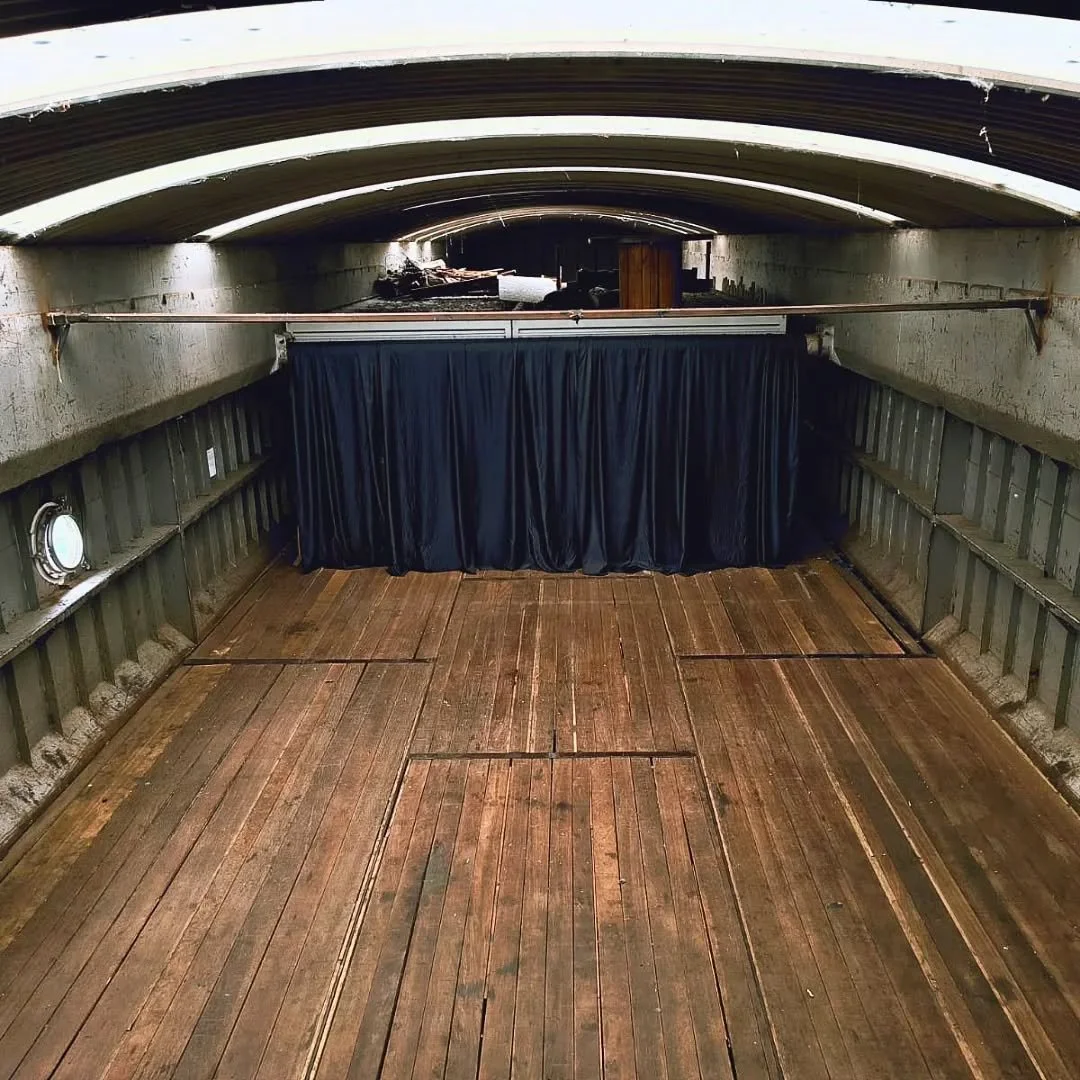 EXHIBITION SPACE FOR RENT 

Epreuve d'Artiste is looking for people who want to expose their work. 
This beautiful, 70m long ship has a unique exhibition space available of 100m&sup2;.
With a nice wooden floor and a lot of natural light coming from t