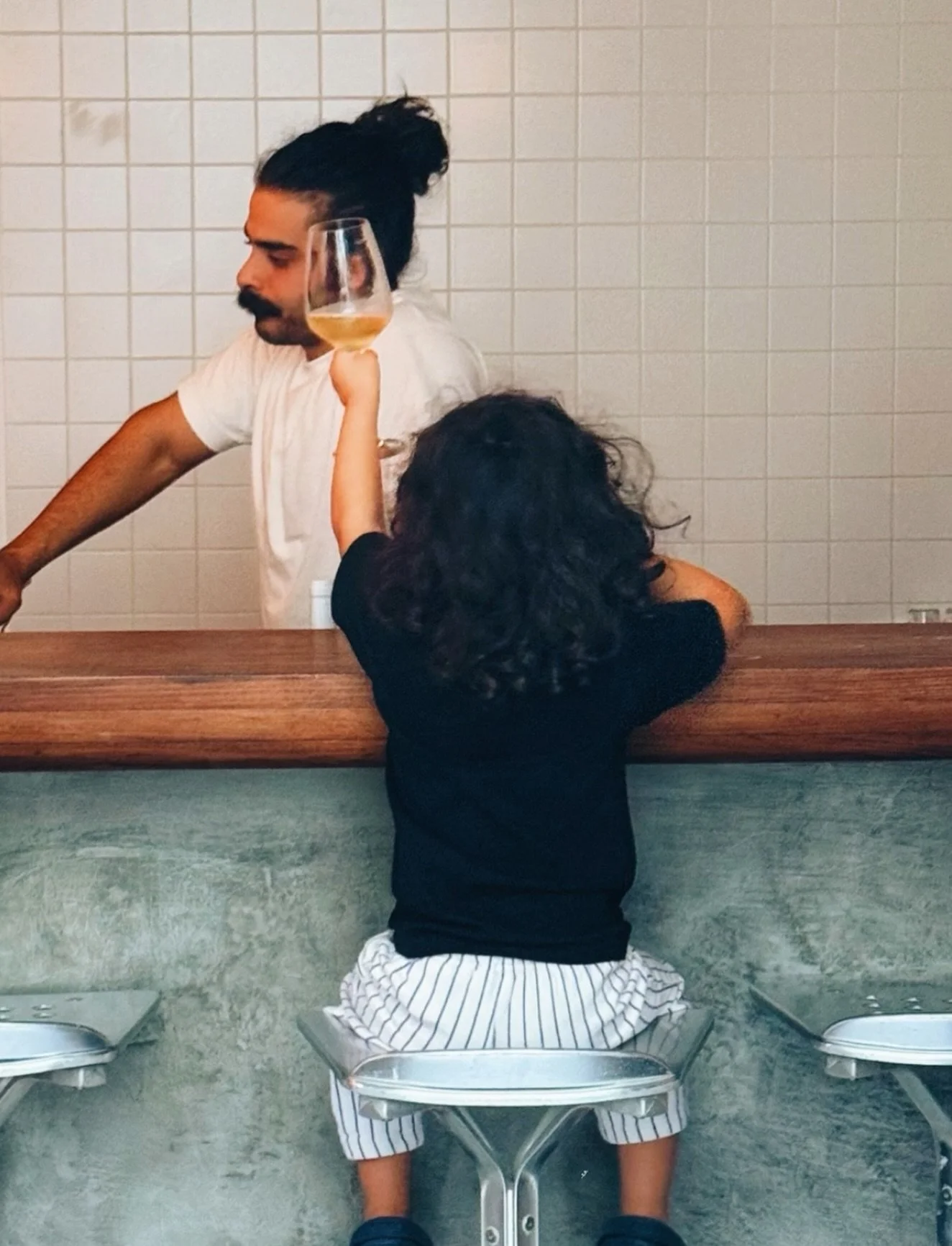 Our regular Billie drinking her regular Kombucha🧃

@joaodosvinhos 
@aquelakombucha