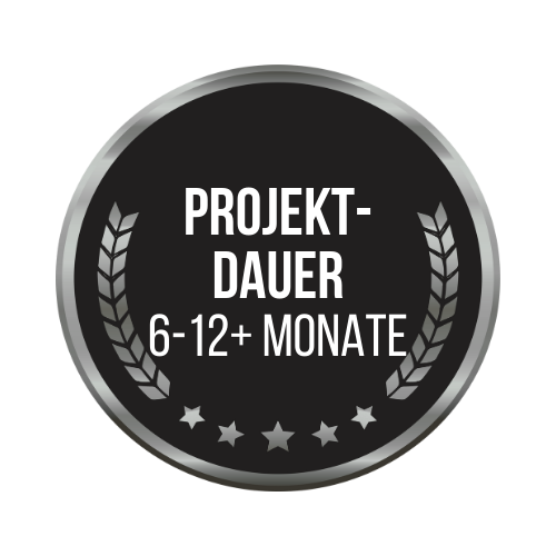Grafik eines runden Abzeichens mit der Aufschrift "PROJEKT-DAUER 6-12+ MONATE" in weiß auf schwarzem Hintergrund, umrahmt von einem silbernen Rand und zwei Fahnenmasten mit wehenden Fahnen auf beiden Seiten.