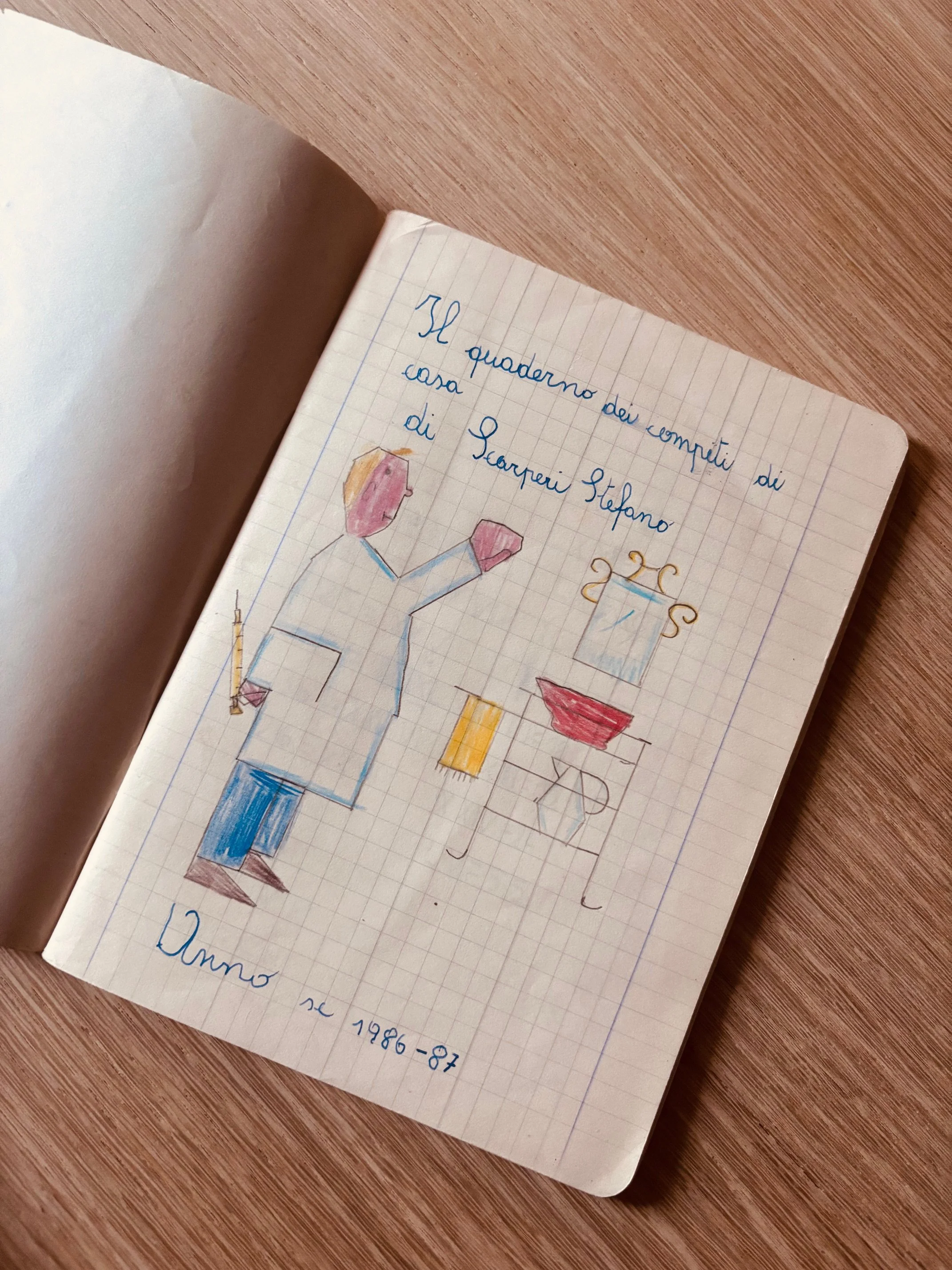 Disegno di un bambino con il camice che sogna di fare il medico.