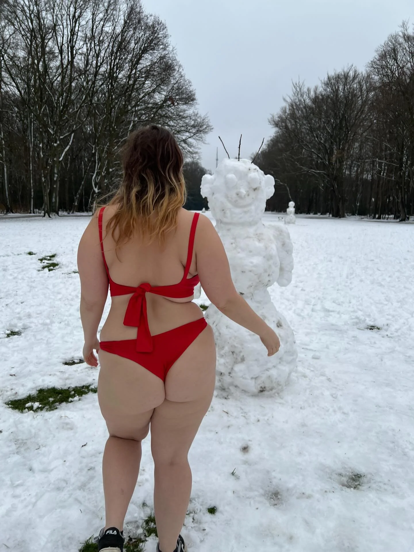 In life it&rsquo;s so easy to disconnect
To distract, to turn off
To be swept up in whatever tf is going on in your life

We forget that we can choose to slow down
To connect, to go within, to feel
And we forget that every little moment is one to be 