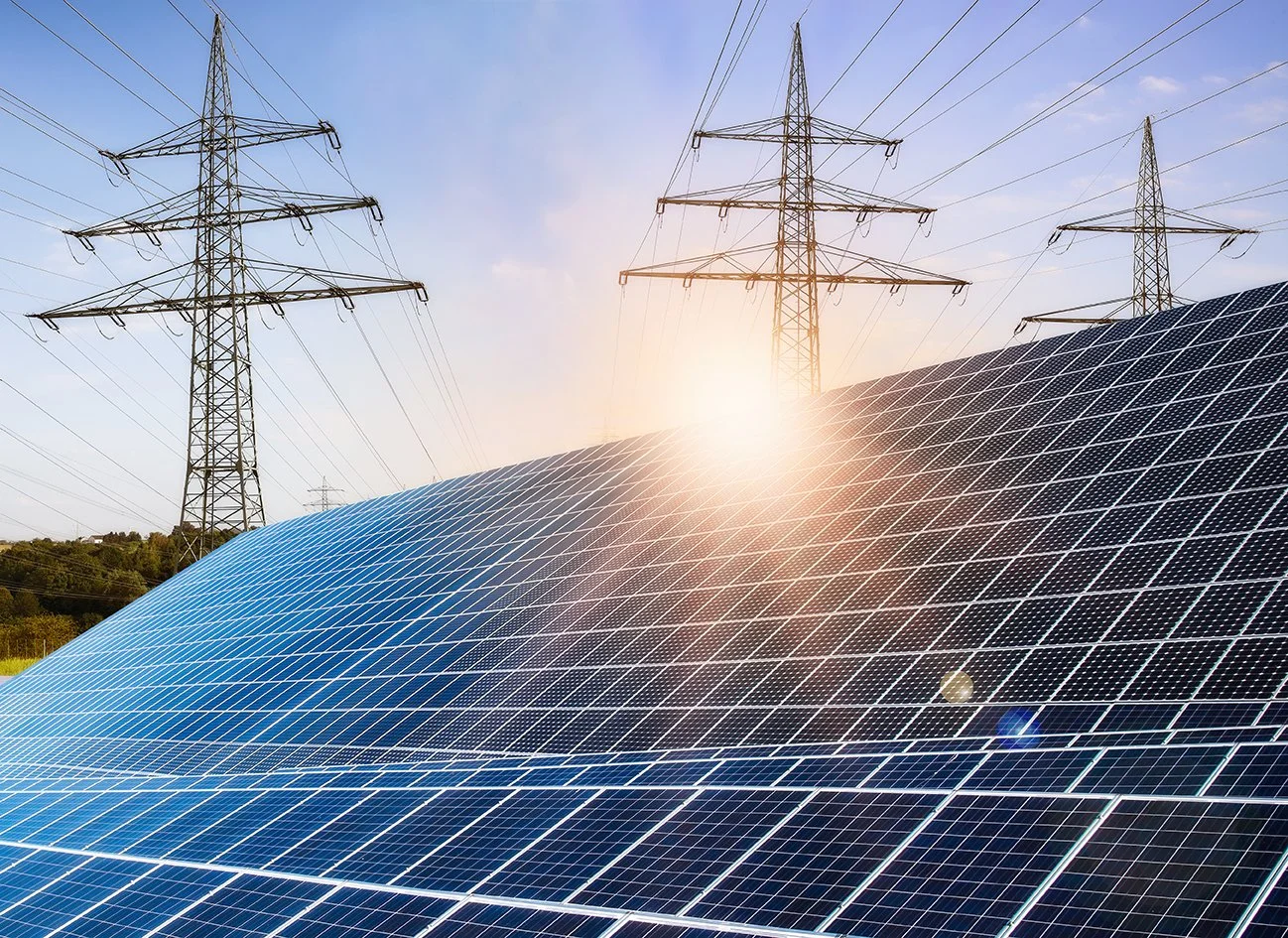 Solaranlagen und Strommasten
