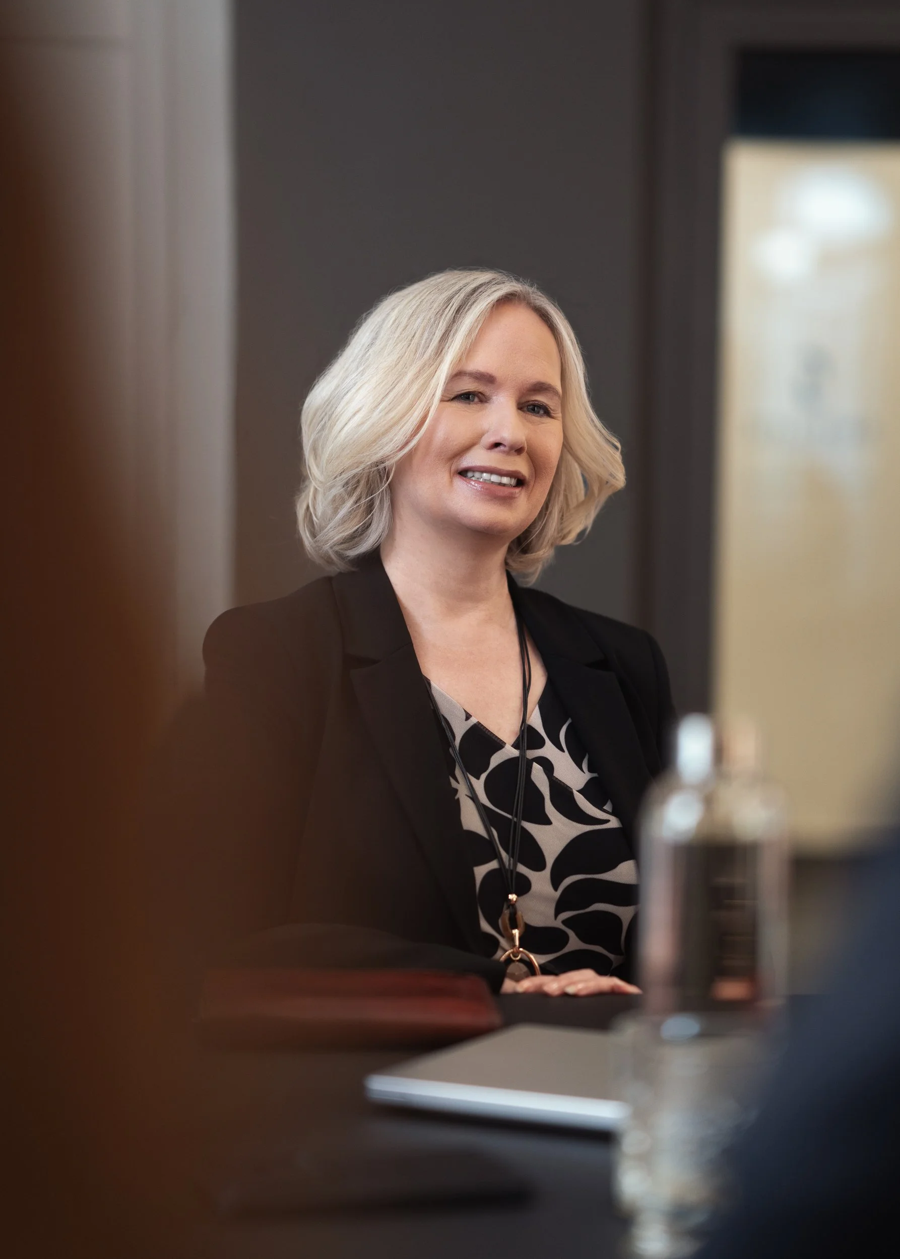 Andrea Meixner in einem schwarzen Anzug lächelt