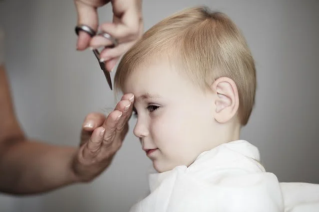 Destinée aux enfants bébé de moins de 3 ans à Bry-sur-Marne Hôpital privé Marne la vallée, cette formule est composée d'un shampooing, d'une coupe et d'un coiffage. Réalisée par un coiffeur spécialiste des enfants à Bry-sur-Marne.