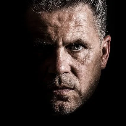 Coloration du cheveux pour homme à Bry-sur-Marne Hôpital privé Marne la vallée. Disparition des cheveux blancs, réalisée par un coiffeur homme spécialiste à Bry-sur-Marne.