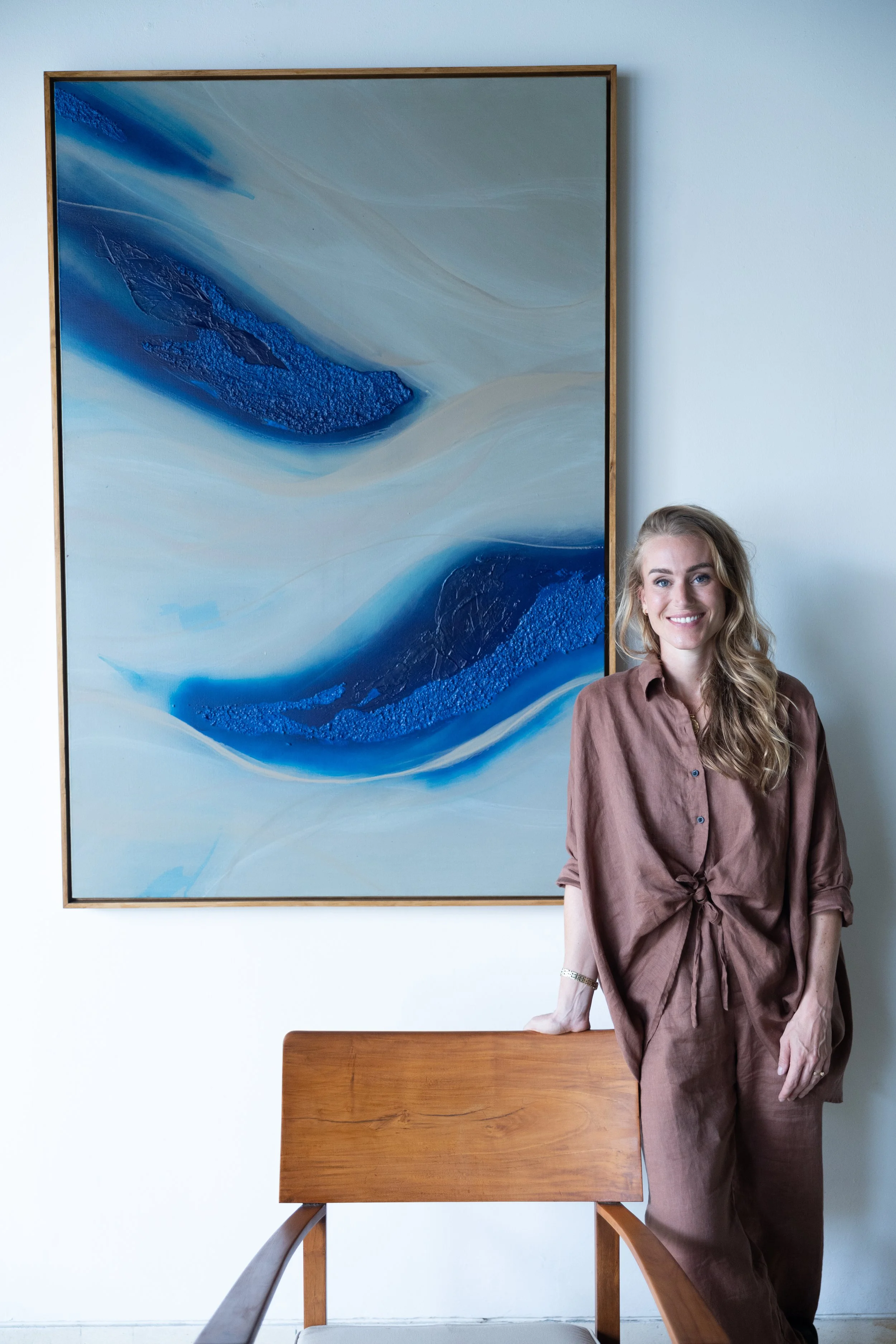 Artist in front of abstract painting