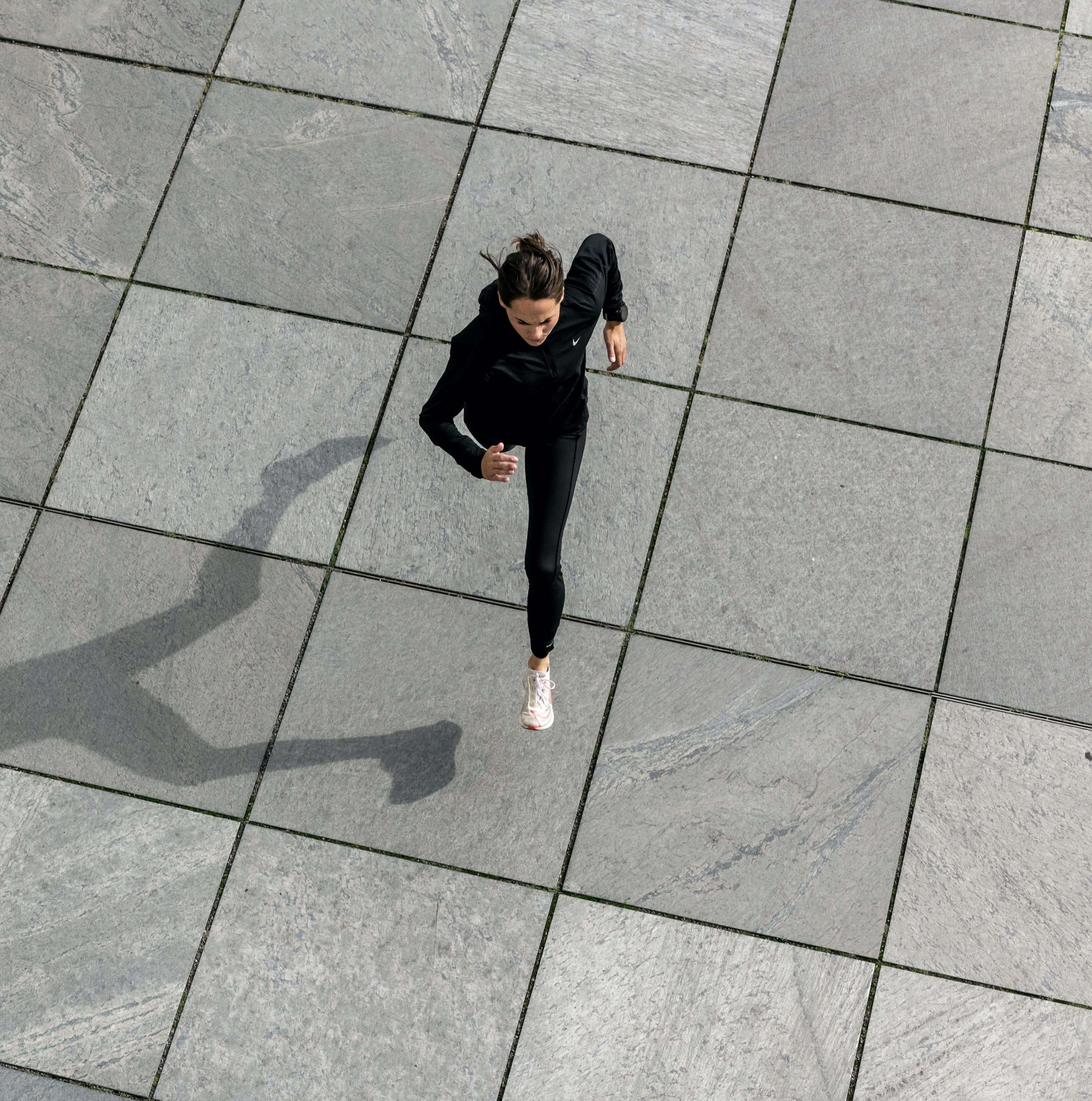 Trainerin joggt im Freien als Teil eines ganzheitlichen Ansatzes für Körper und mentale Gesundheit