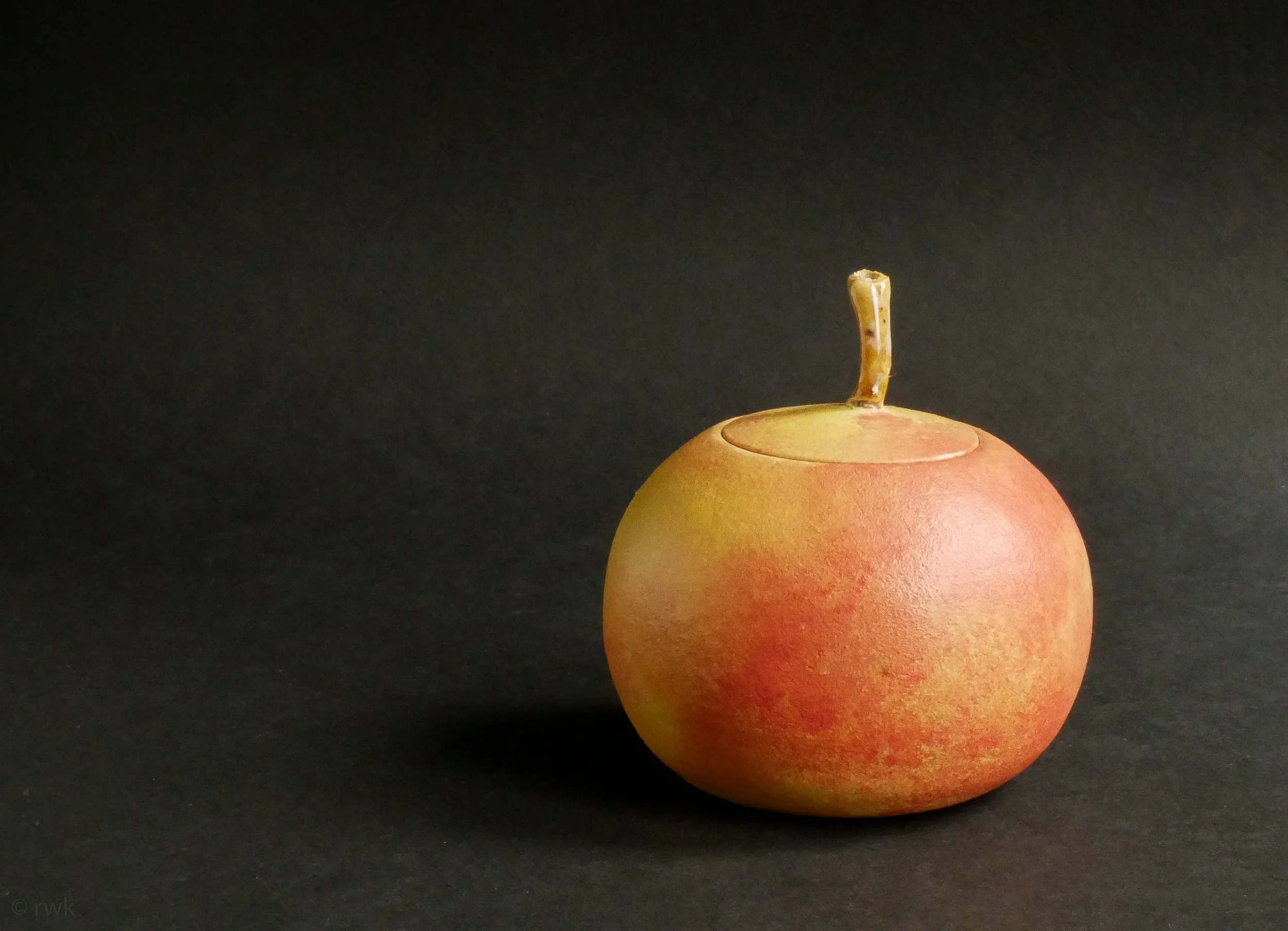 Loose Lidded 'Apple'. White Stoneware. Underglazed. 70mm (h). rwk0026