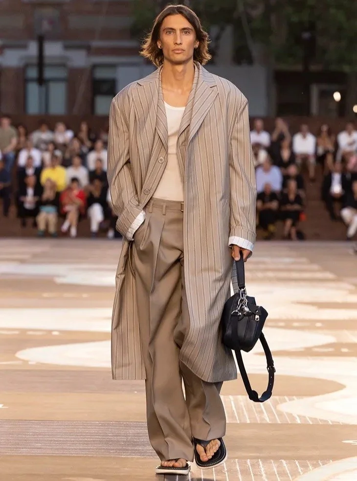 Pfw is calling ✨

From January 20 to January 29, the city lights up for Paris Fashion Week &mdash; and AskMe is your all-access pass.

Exclusive show invitations, curated luxury brand experiences, private fittings before the runway to build an outfit