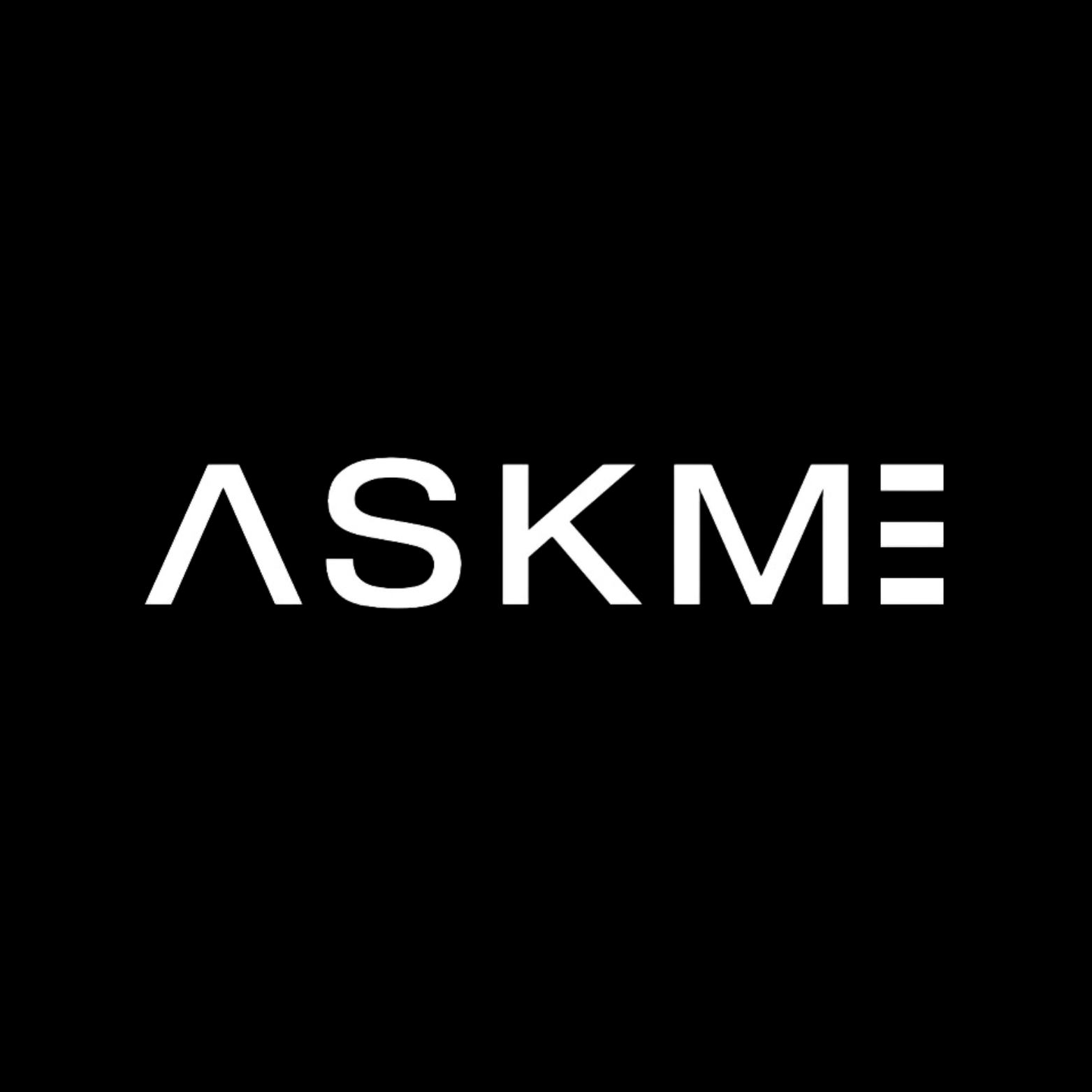 Logo blanc « ASKMÉ » sur fond noir