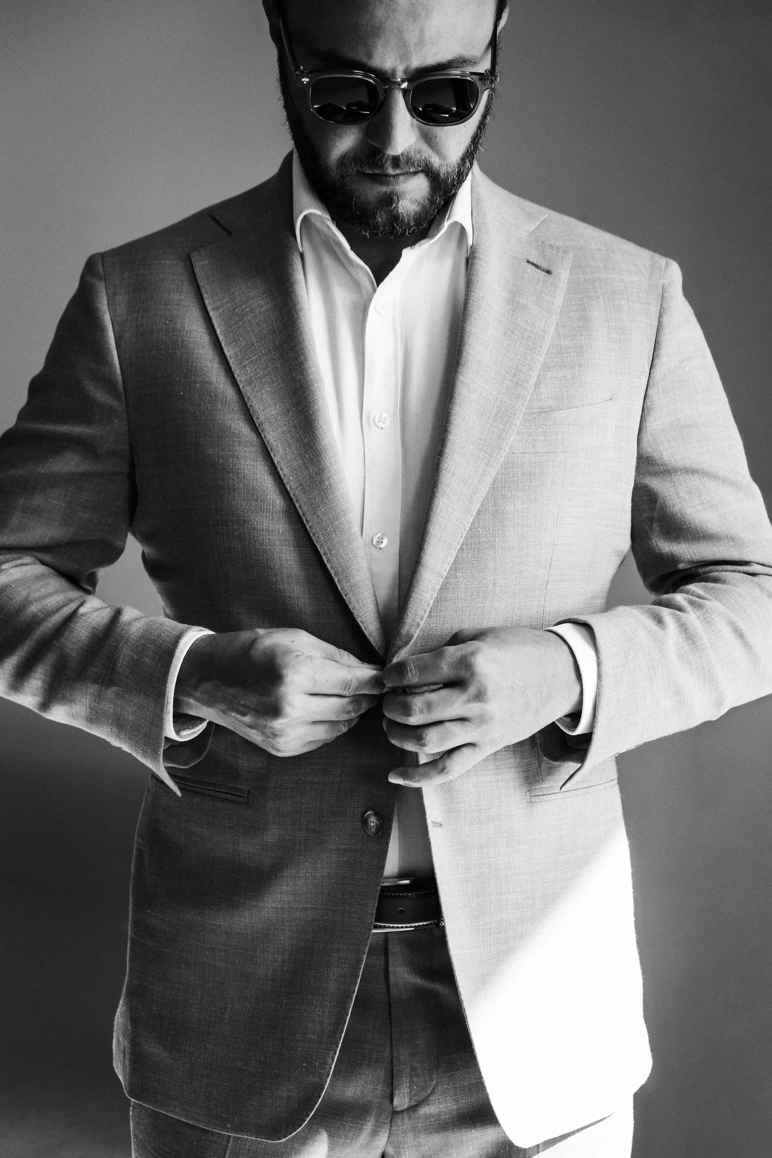 A destination wedding in Puerto Escondido where luxury meets simplicity, photographed with presence and intention for a US couple. Groom in the getting ready