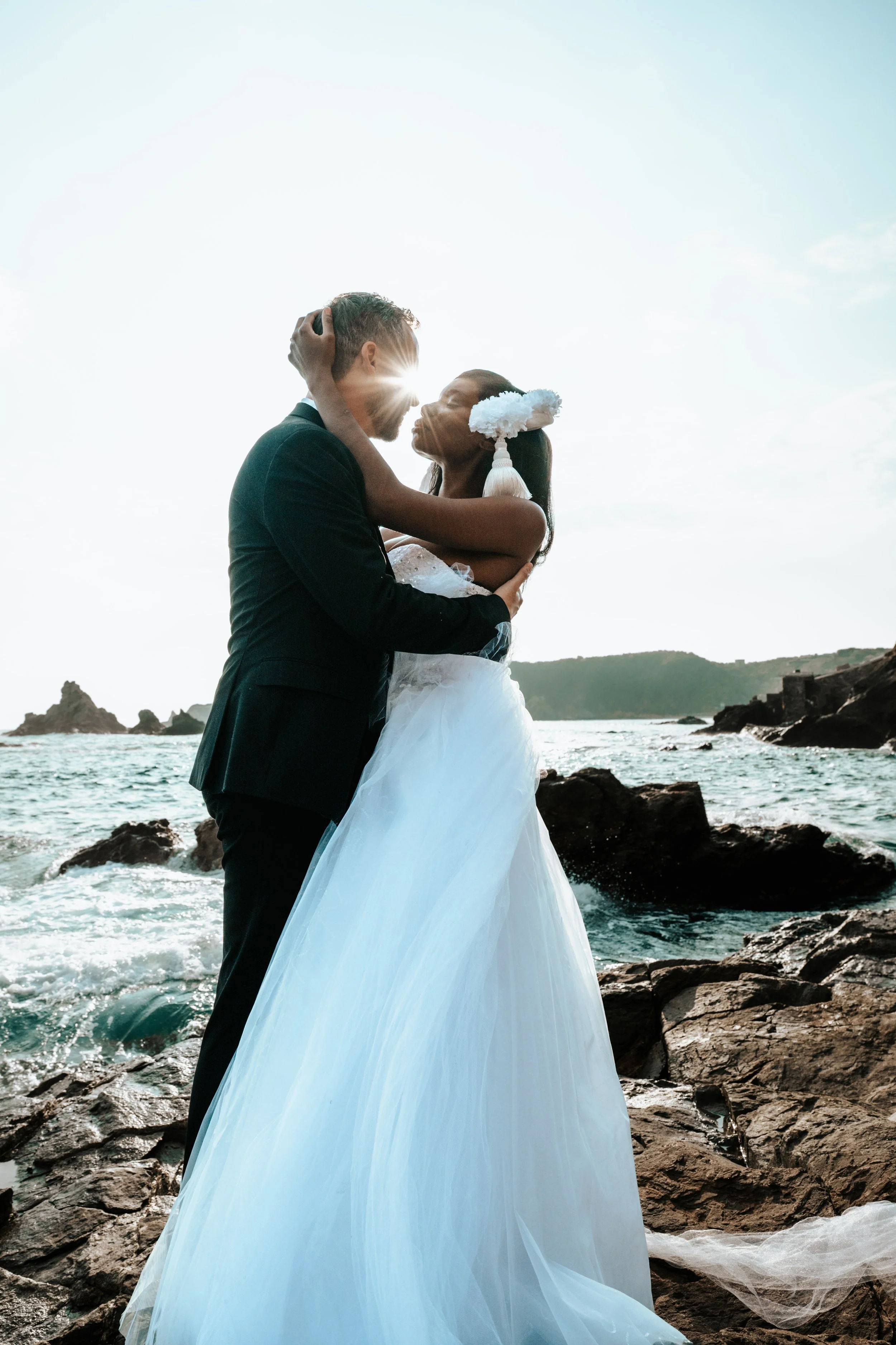 Elopement photography in Mazunte that embraces silence, movement, and natural emotion in a high-end setting.