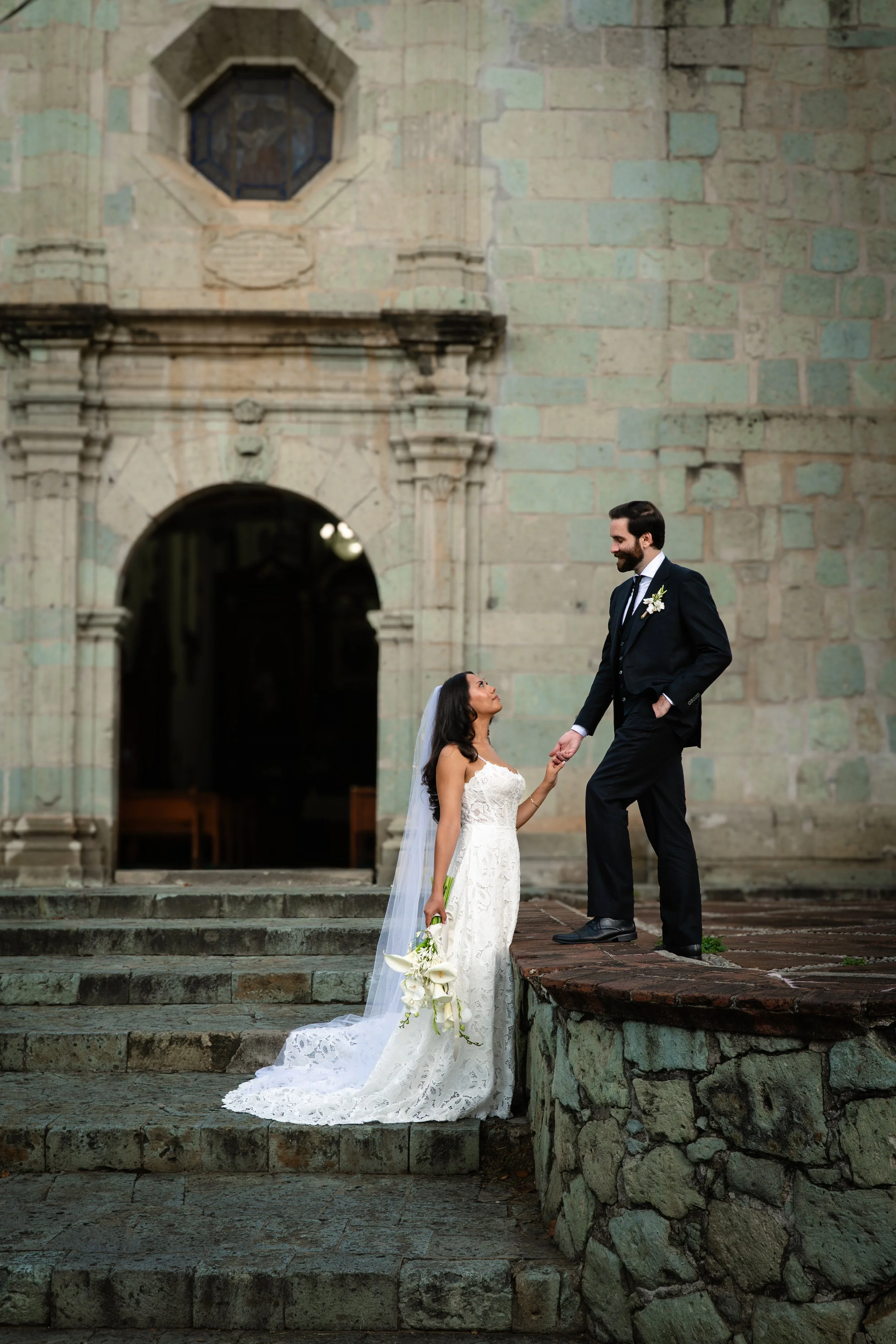 Photo of a maried couple standing in front of Church of Guadalupe in Oaxaca city. Oaxaca wedding photography