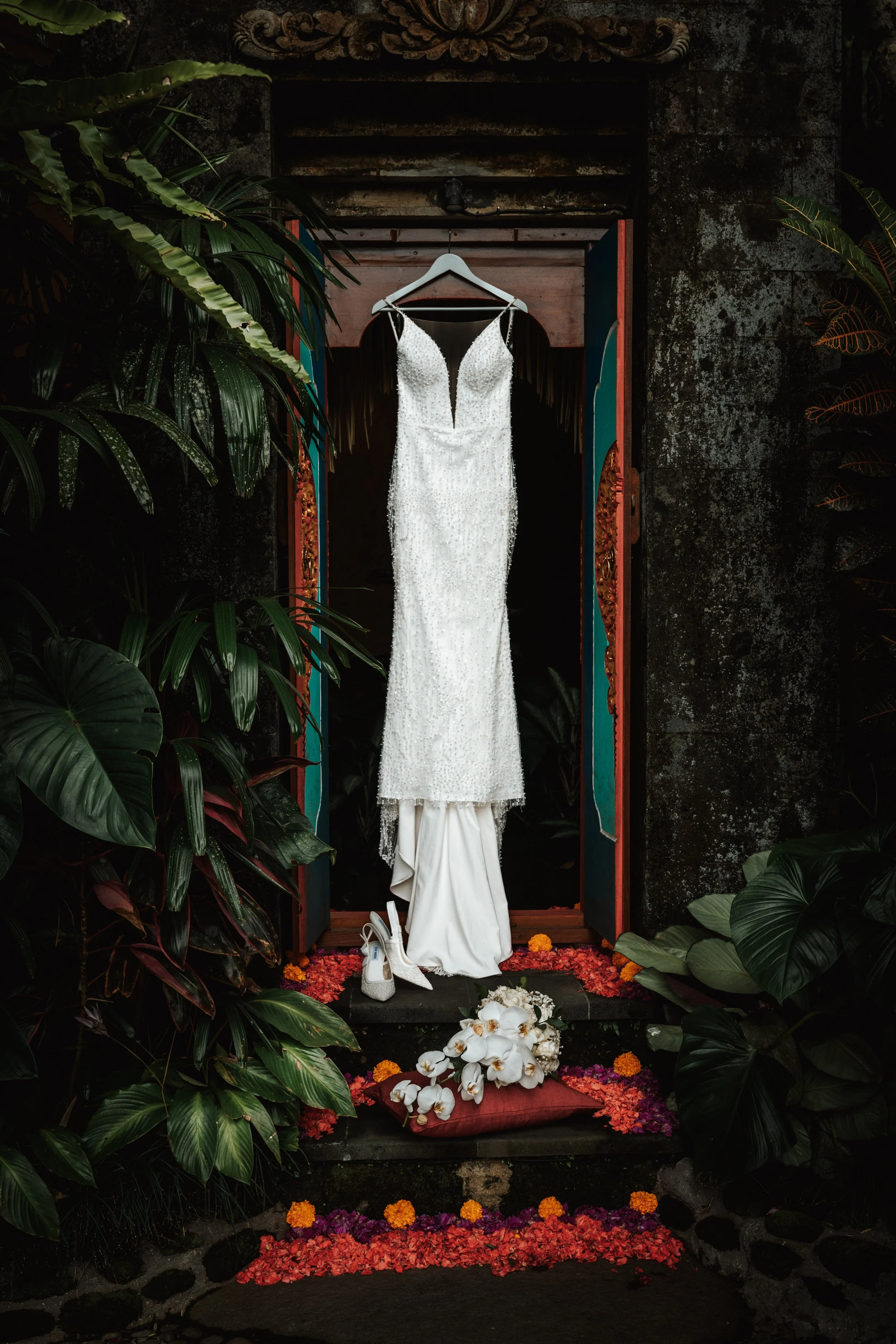 Bali villa wedding details — floral arch and tropical centerpiece styling at a luxury Ubud jungle venue.