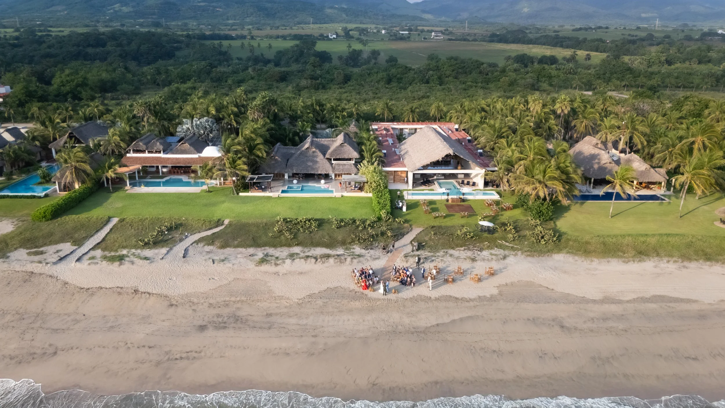 A relaxed and elegant destination wedding in Puerto Escondido, where a US couple celebrated their love in a private ocean-view villa. Luxury photography service in Puerto Escondido
