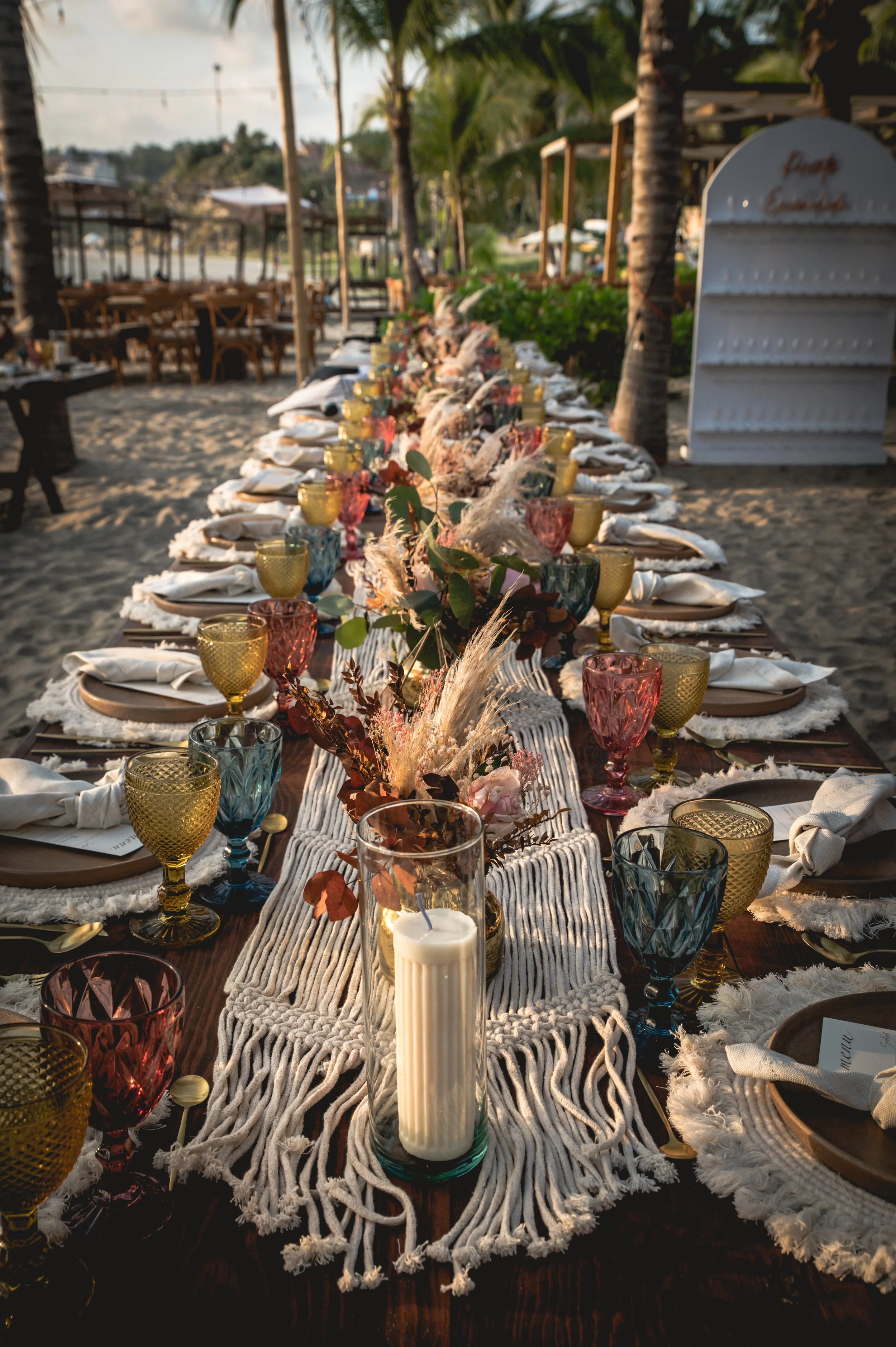 Wedding table with beautiful decoration on the beach of Mazunte. Candles and floral compositions.
