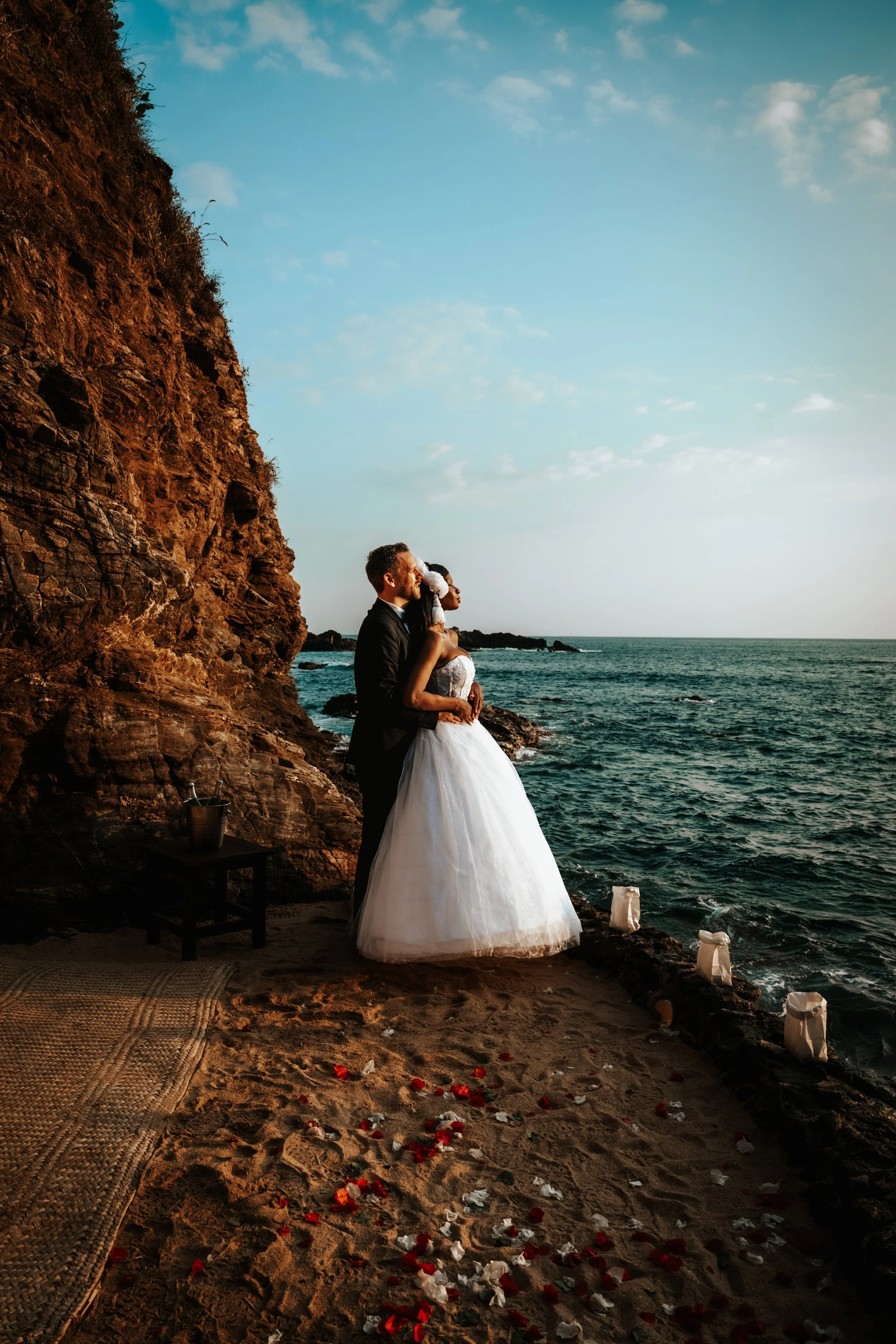 Luxury villa wedding in Hotel Zoa, captured with a discreet documentary style for an international couple. Elopement wedding in mazunte.