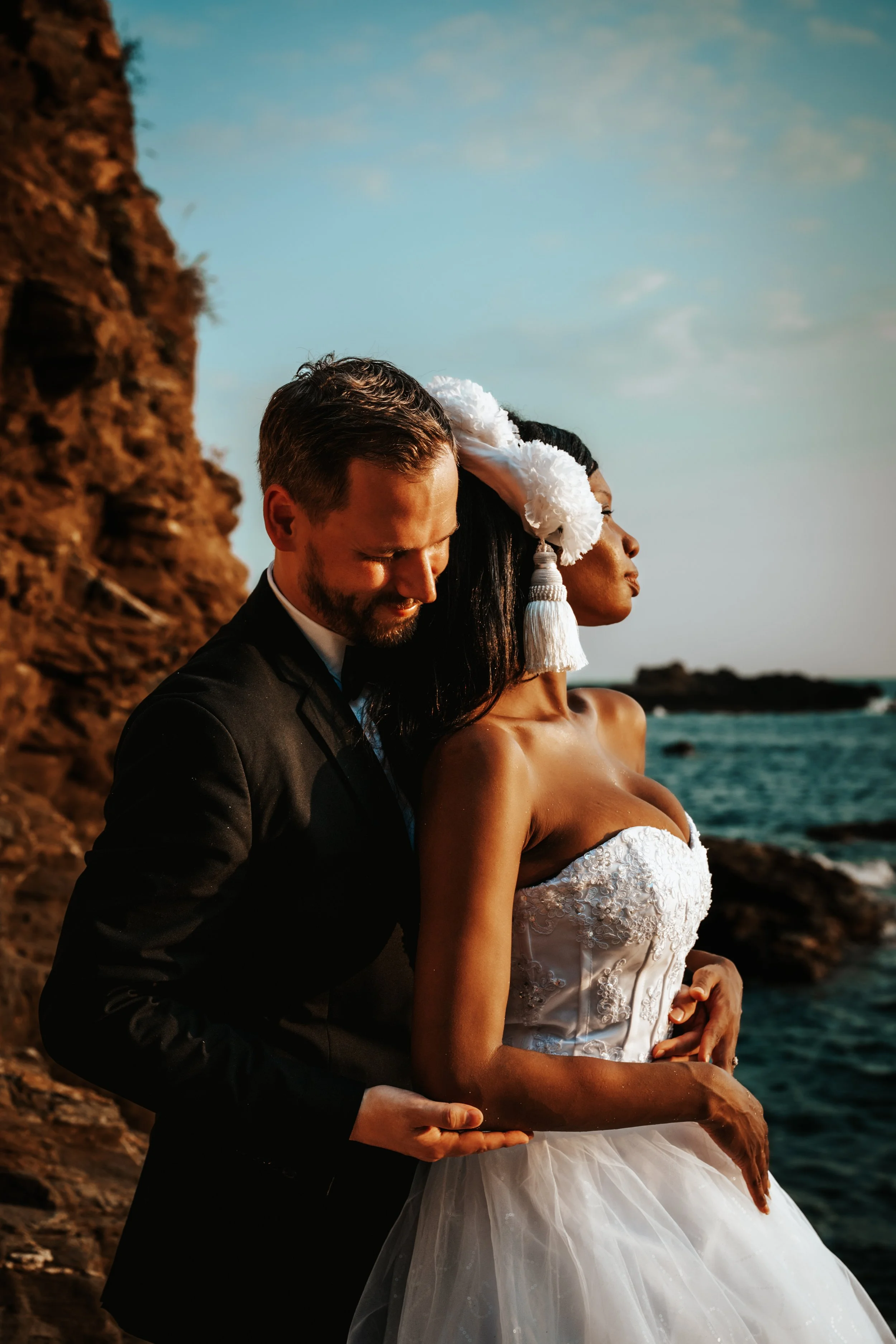 High-end wedding photography in Mazunte, blending refined aesthetics with honest, unscripted moments. maried couple embracing.
