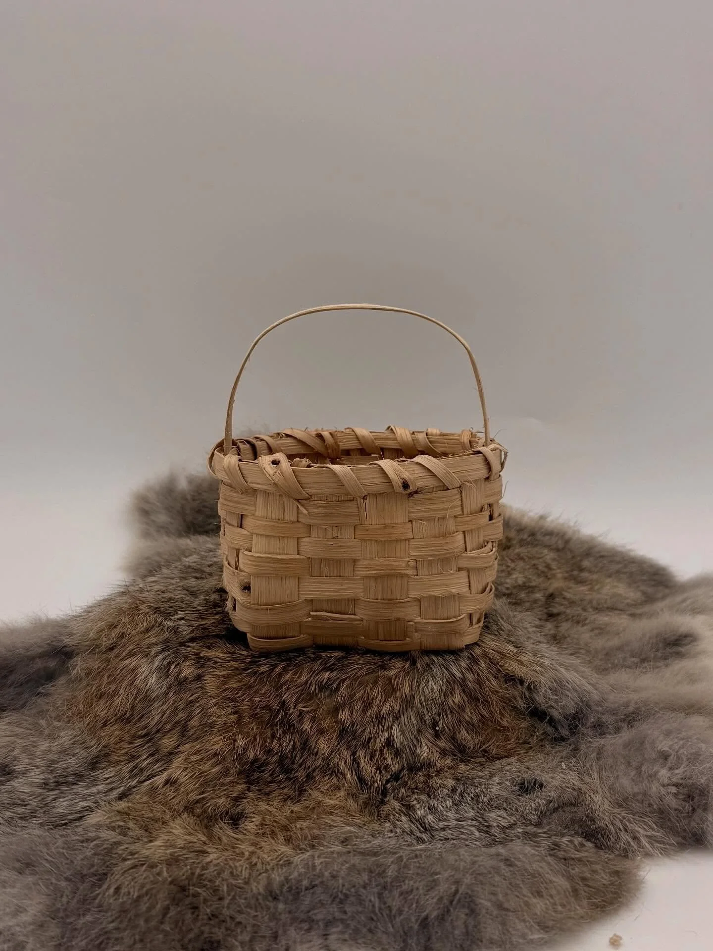 Hand-split white oak basket. Could it get any cuter? 🥰

#nativemade #nativeartist