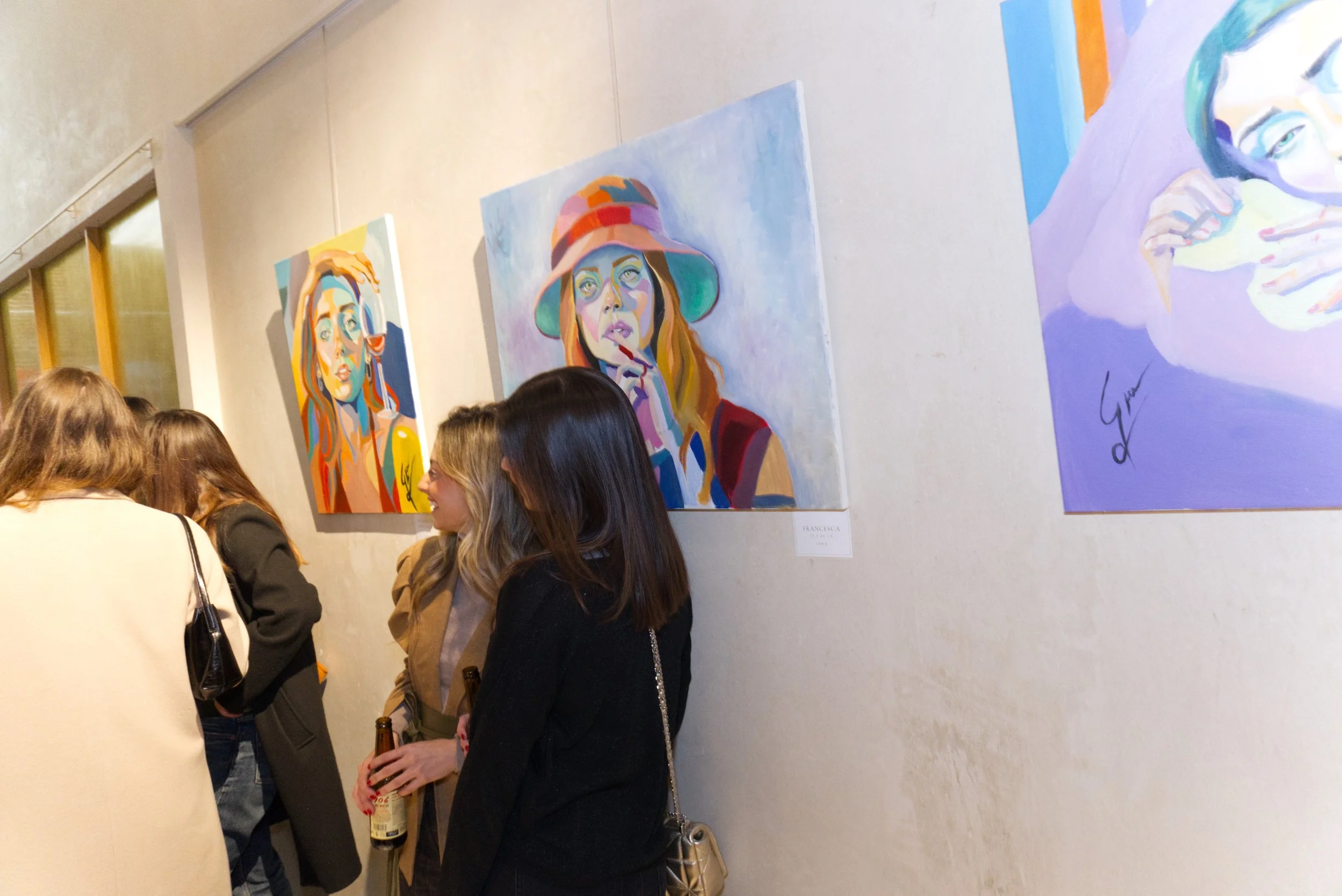 Grupo de personas observando pinturas en una galería de arte, retratos coloridos en estilo pop art.