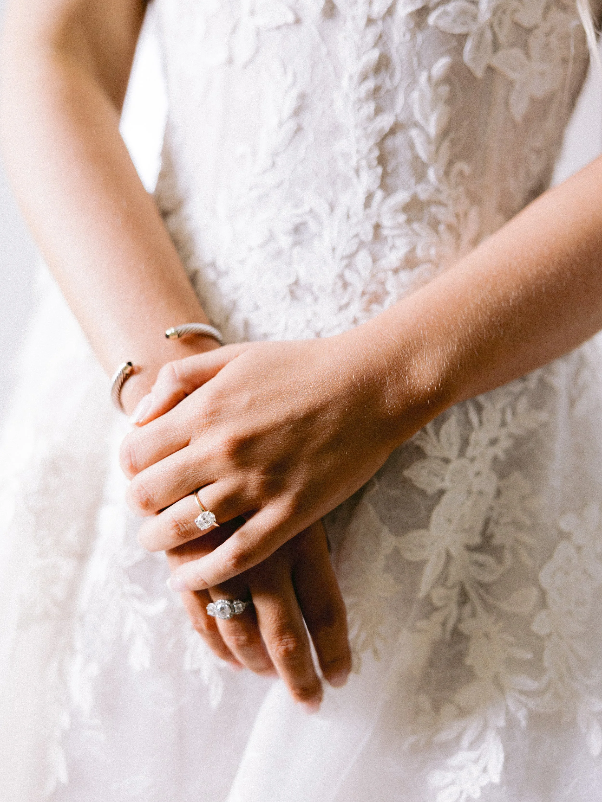 The Kellys Ladies Getting Ready - Burlington Weddings and Events - Hunter Hennes Photography_0024.jpg