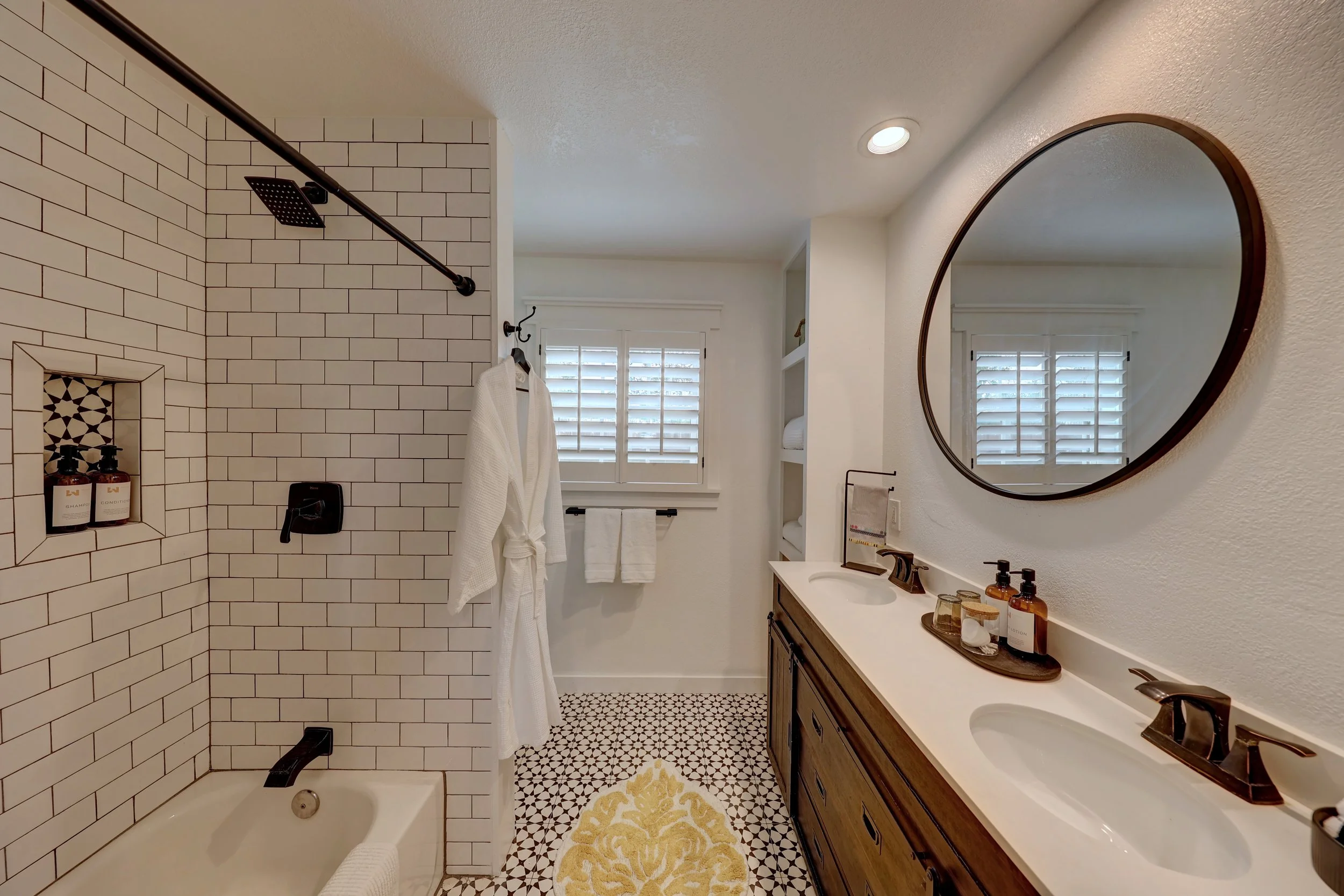 Traveler-bath-wide-angle.jpg