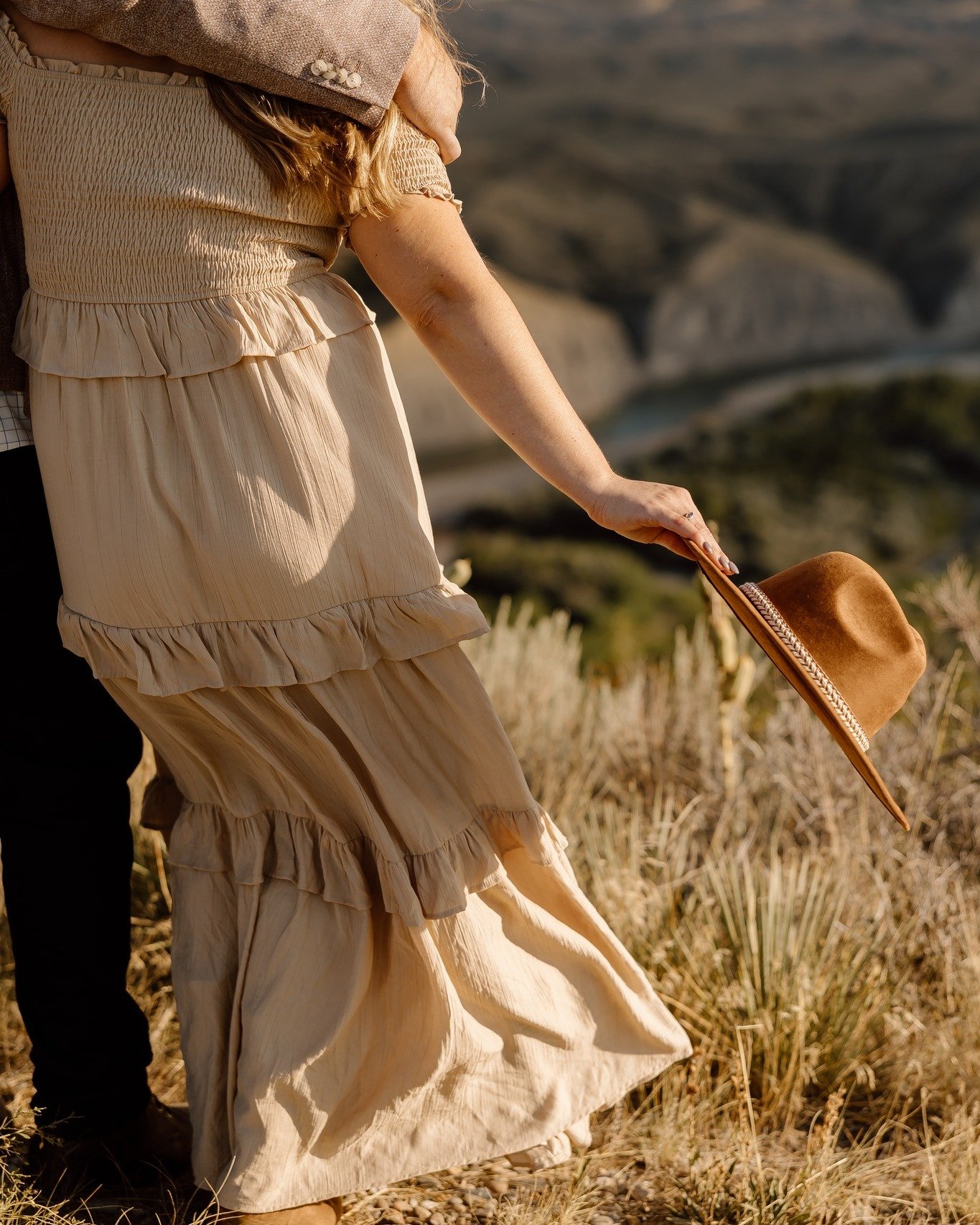 Preparation is what transforms beautiful photos into unforgettable ones.
To prepare for your engagement session, we recommend bringing:

- A second outfit for a different look on your gallery
- Comfortable shoes for walking between locations
- A smal