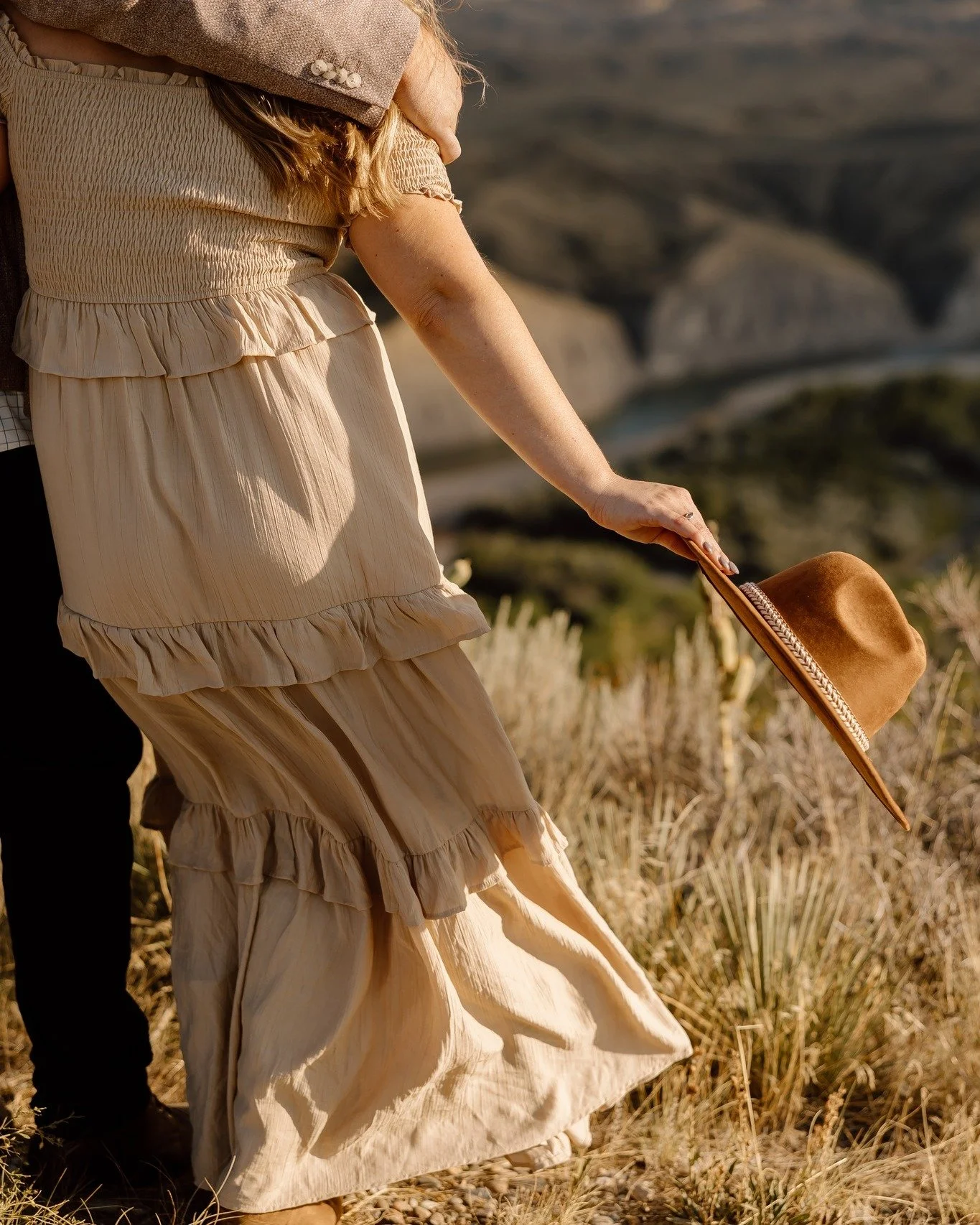 Preparation is what transforms beautiful photos into unforgettable ones.
To prepare for your engagement session, we recommend bringing:

- A second outfit for a different look on your gallery
- Comfortable shoes for walking between locations
- A smal