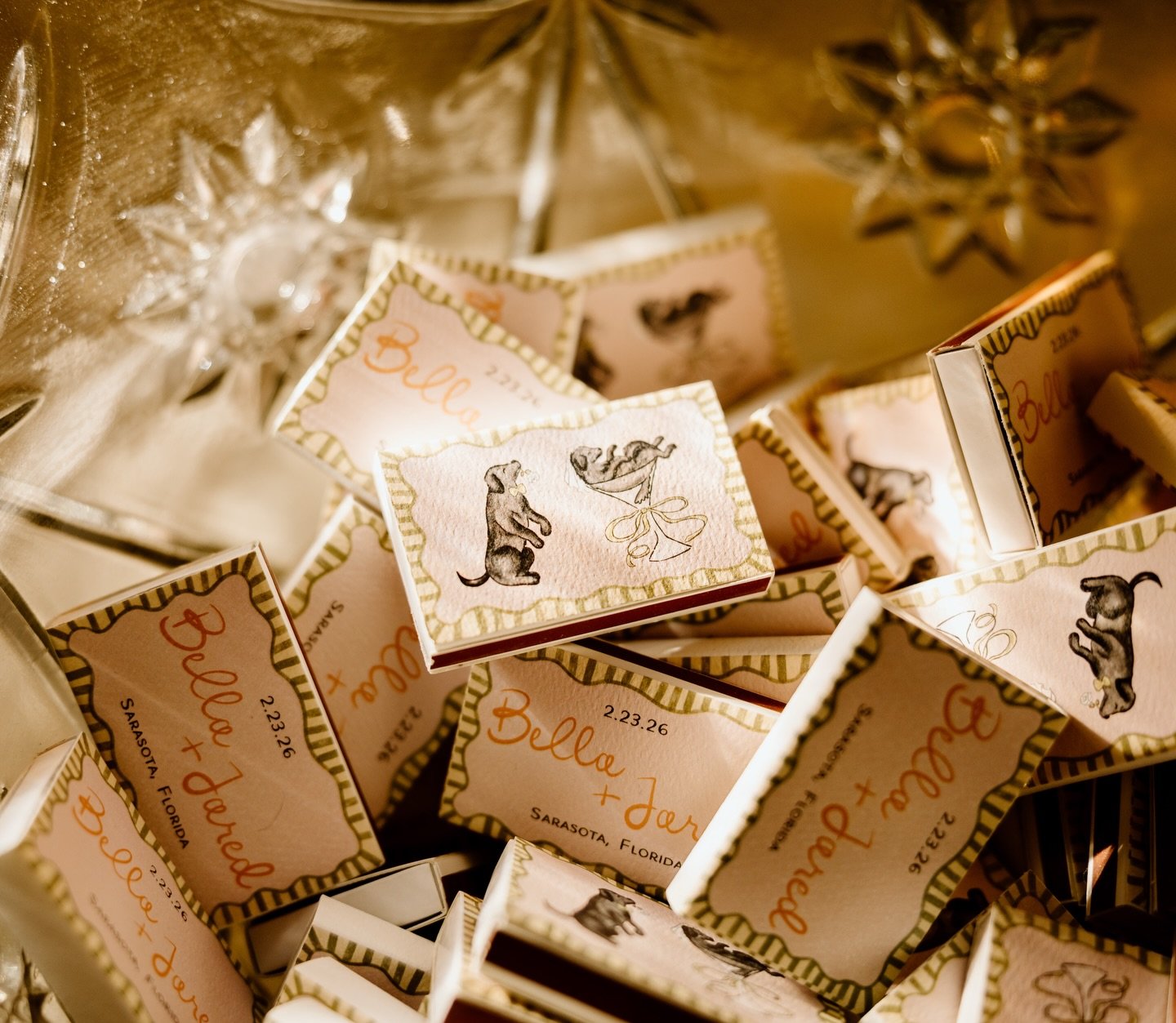 The cutest wedding gifts include your fur babies! We are obsessed with these little details from @bellayadigg @ @graff.jared's wedding! @powelcrosleyestate @savanahtheplannah