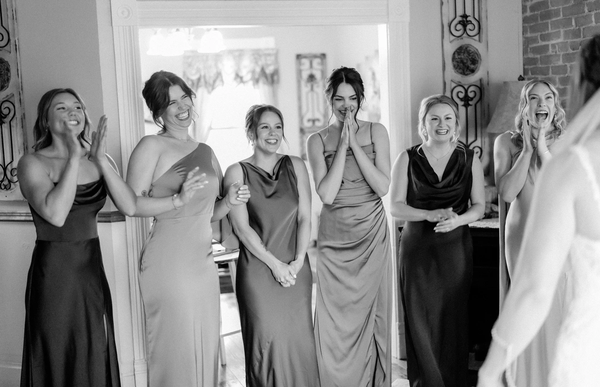 When the bridesmaids get to see you all ready for the day! One of our favorite reactions ☺️