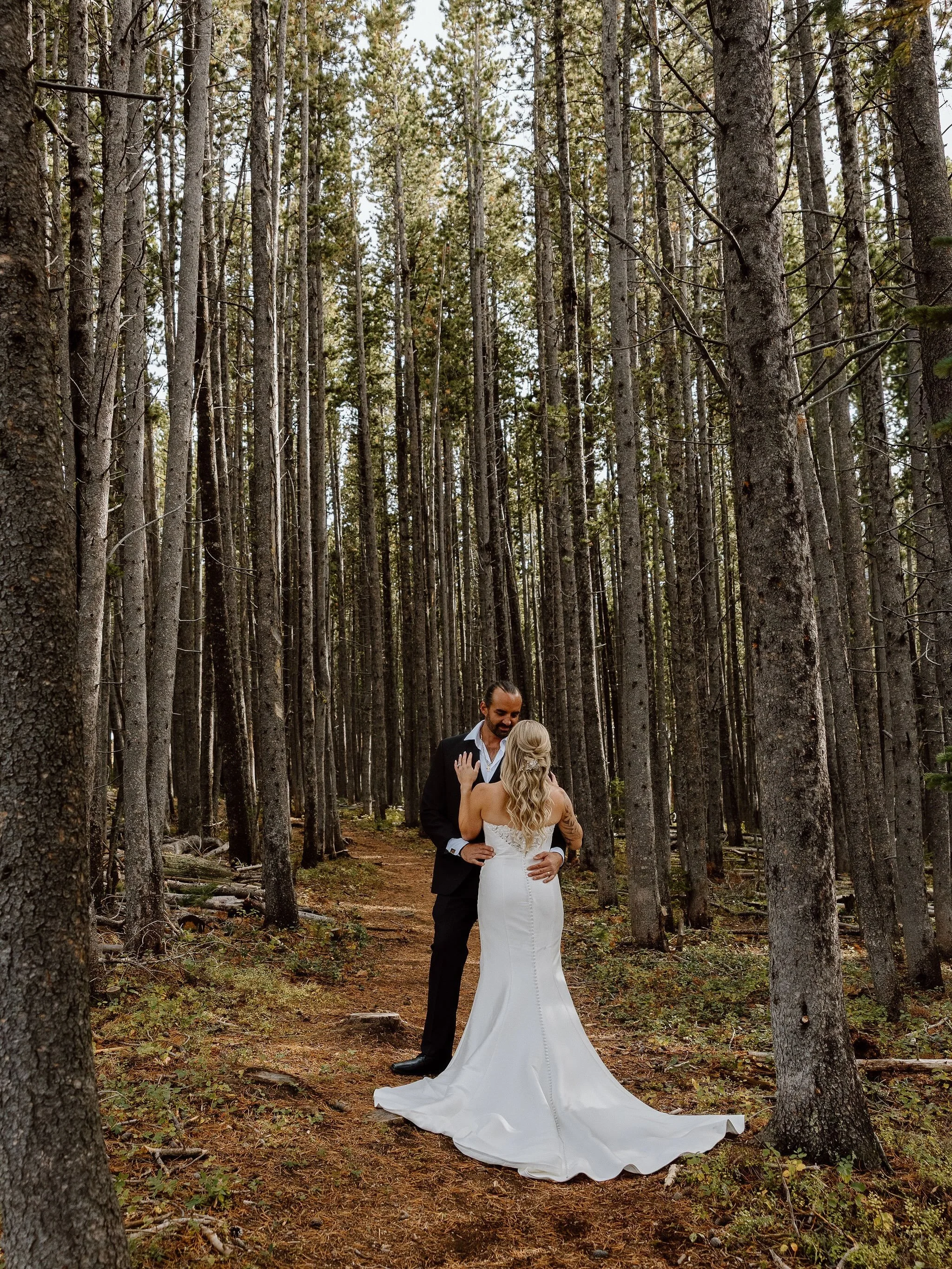 Love feels good in the mountains ⛰️ had so much fun photographing this awesome wedding at @redlodgemountain! Taking a lift to get to the ceremony area was a first and absolutely breathtaking. 

Congratulations to Andria &amp; Joe 👌🙏

Great view of 