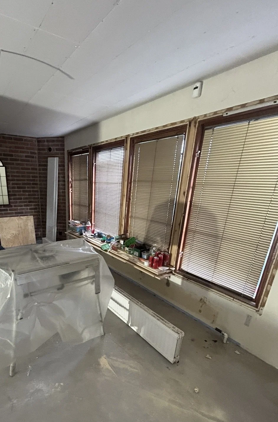 Rum före renovering med gamla väggar och fönster