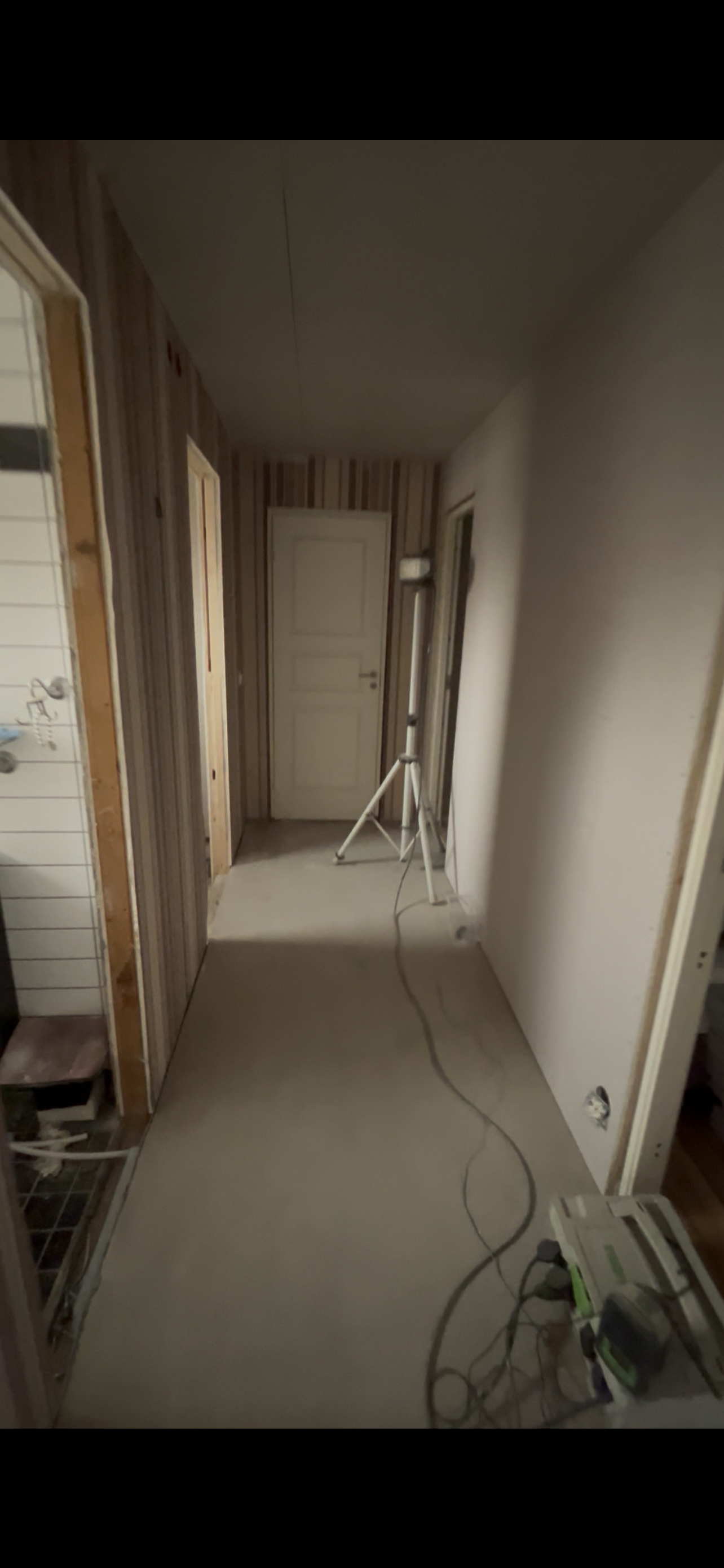 Hall före renovering och invändig målning