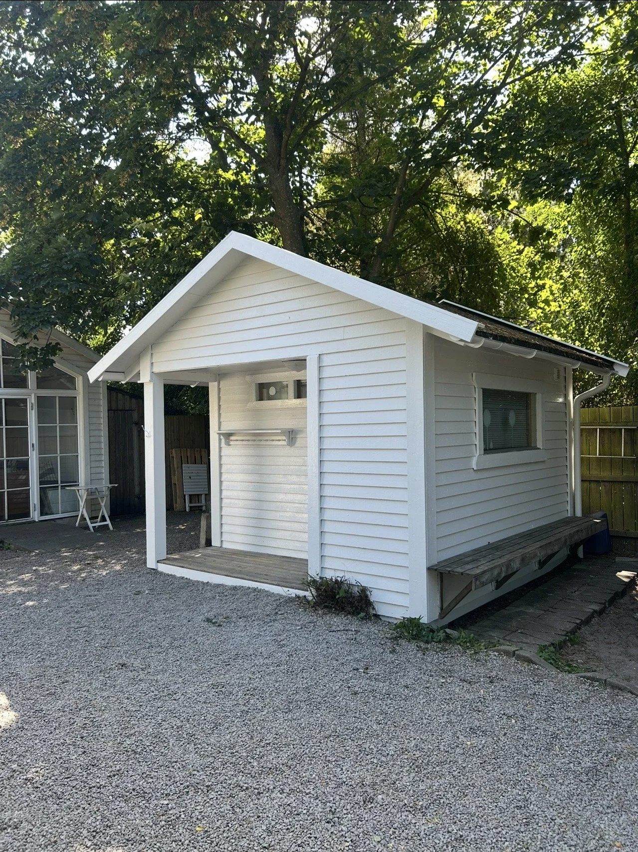 Vitmålat hus efter fasadmålning