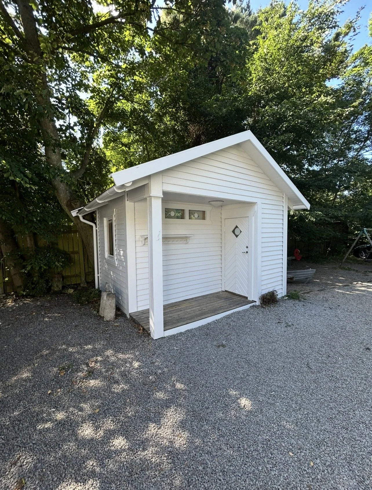 Vitmålat hus efter fasadmålning