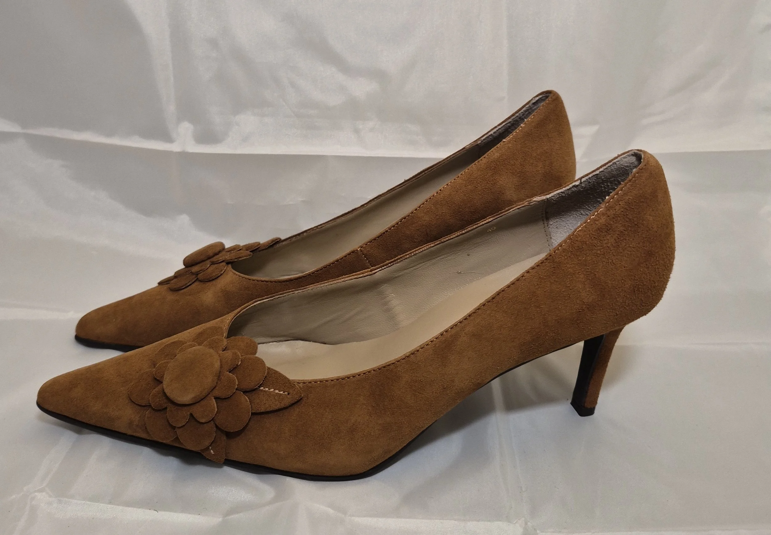 Elegant Brown Pointed-Toe Velvet Leather Pumps